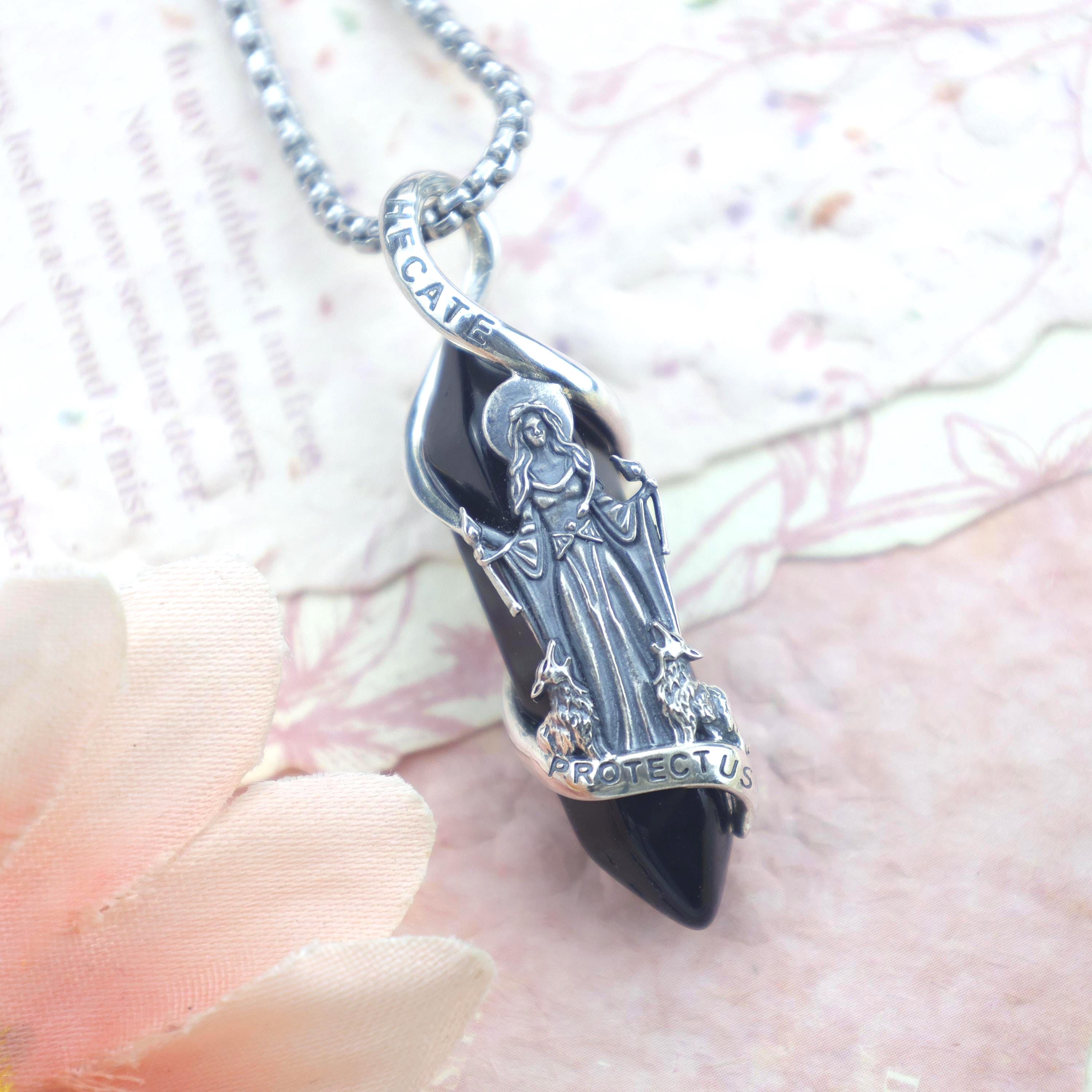 Collana con tripla luna di Ecate per la Festa della Mamma: amuleto della dea in argento sterling 925, regalo perfetto per la mamma.