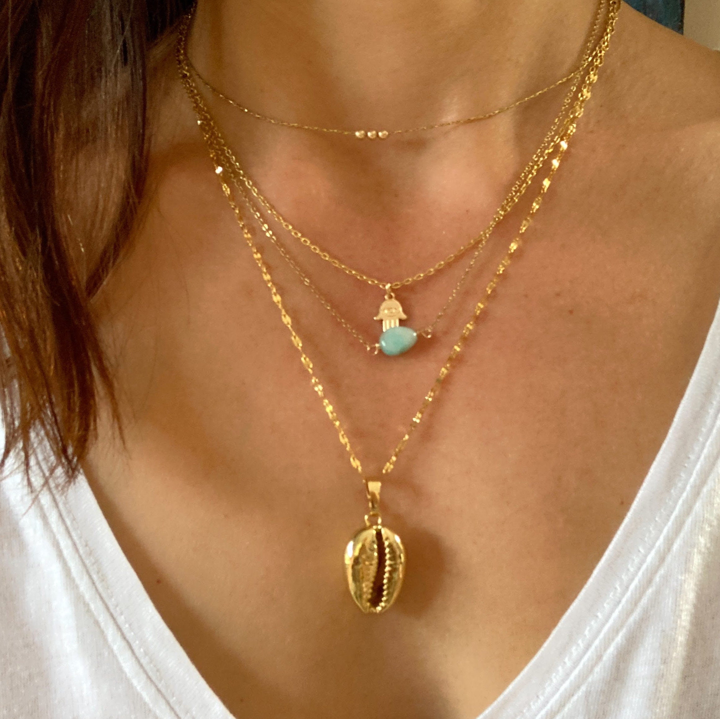 Collana in conchiglia di ciprea dorata. Collana di conchiglie. Collana in conchiglia di ciprea dorata. Collana a strati. Catena in acciaio inossidabil