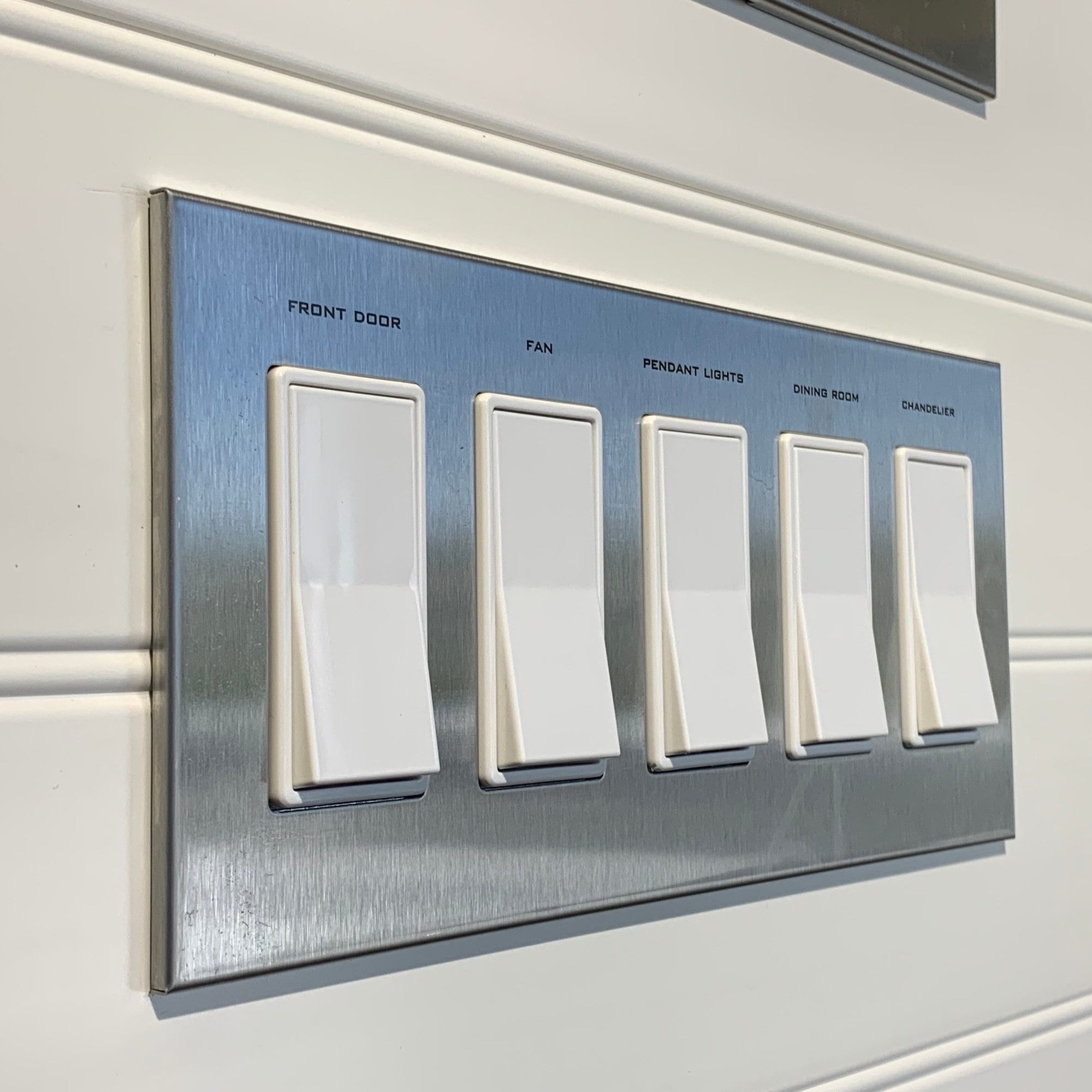 Placca per interruttore a bilanciere in metallo a 5 bande con etichetta personalizzata: design moderno