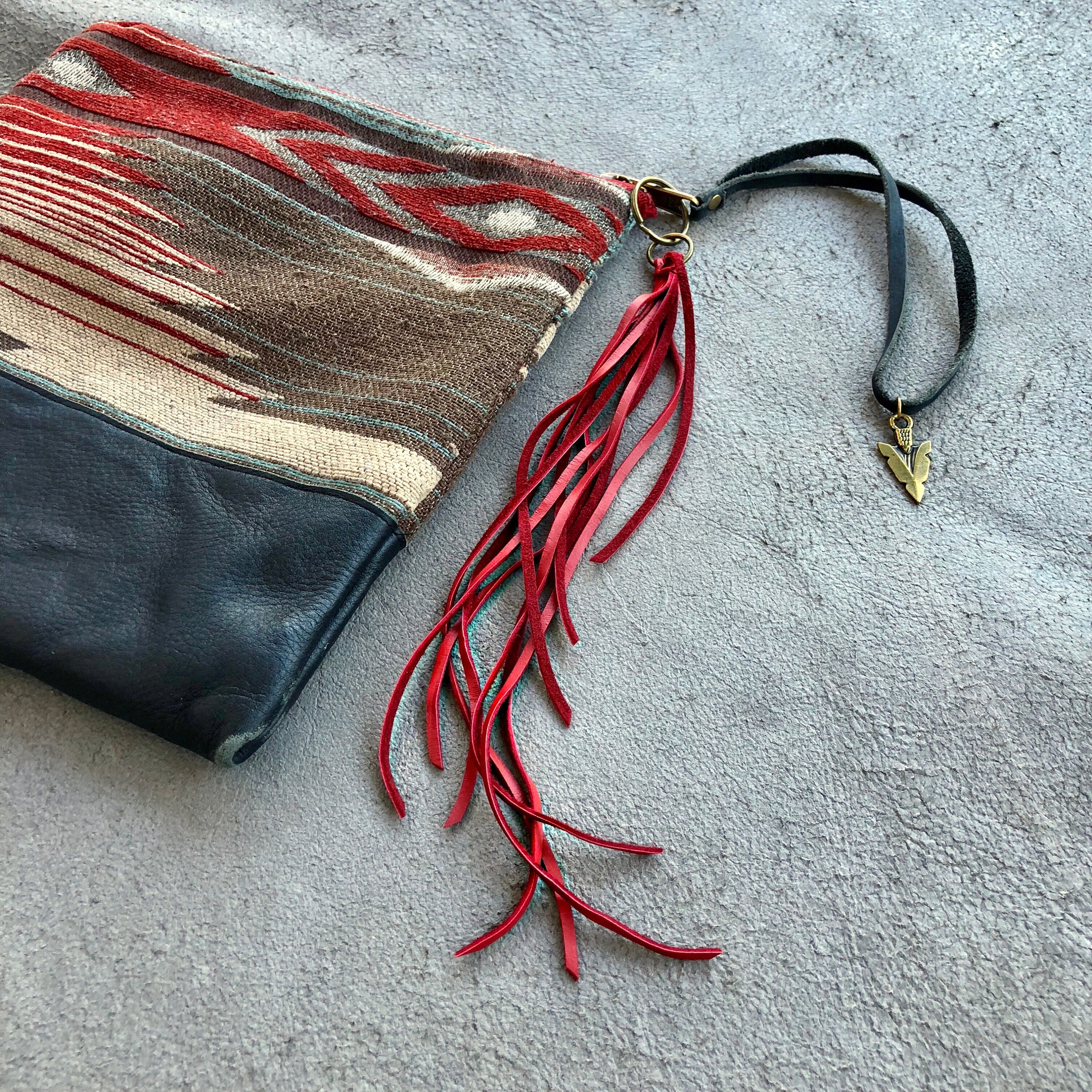 Accessorio nappa, nappa in pelle rossa, borsa boho, nappa in pelle, ciondolo per borsa, ciondolo per borsa con cerniera, portachiavi con nappa in pell