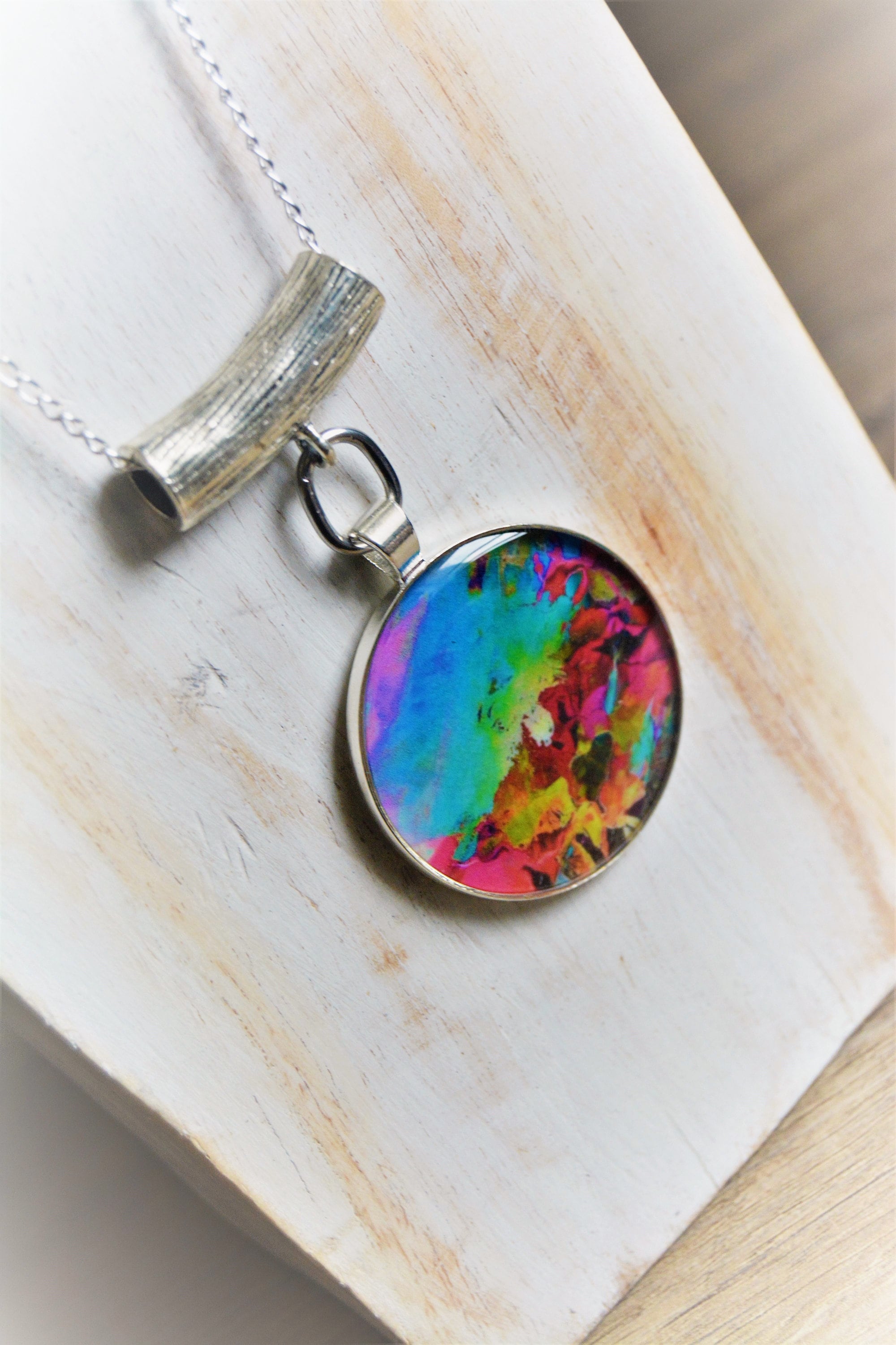 Collana con ciondolo blu verde giallo rosa Collana con ciondolo multicolore Collana con ciondolo lungo rotondo Stile Desigual Ciondolo bavaglino marmo