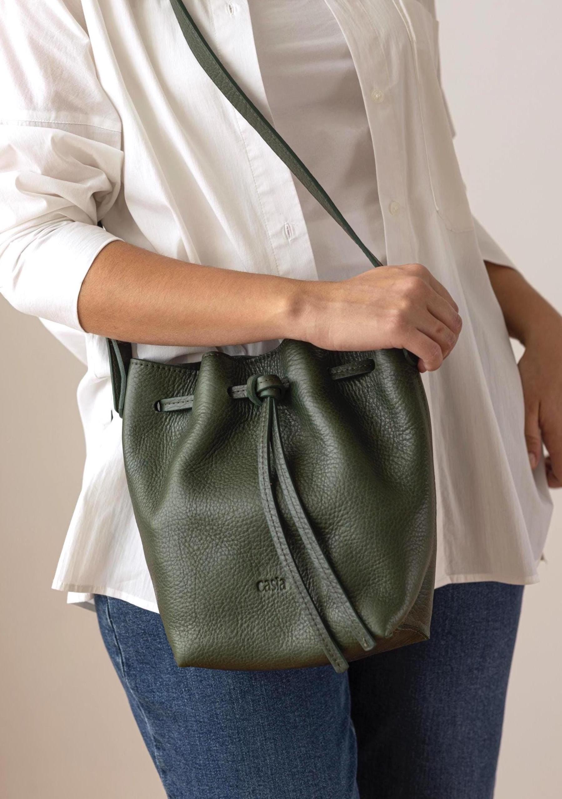 Borsa a secchiello in pelle - Borsa a secchiello con coulisse - Borsa a tracolla - Borsa a spalla - Borsa a spalla in pelle sostenibile - Borsa da lav