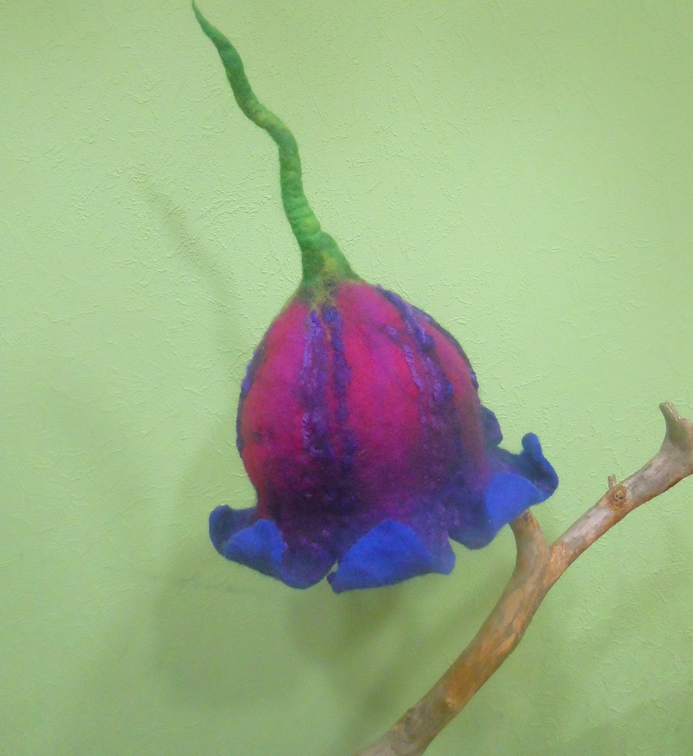 Bellissimo cappello a forma di campana viola-blu, cappello da folletto, cappello da fata, cappello da festa con fiori in feltro, cappello da teatro, c