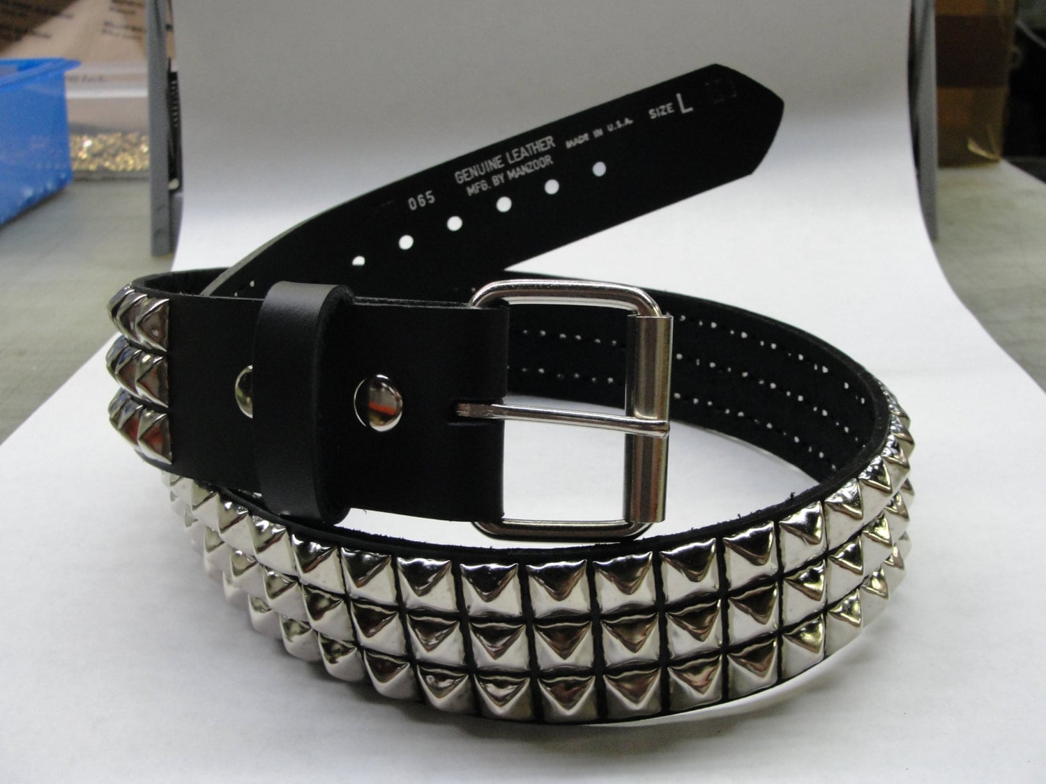 "Cintura in materiale vegano larga 45 mm (1-3/4\") con 3 file di borchie quadrate piramidali PY77 da 13 mm (1/2\") Argento/Cromo Borchie borchiate Prodot"
