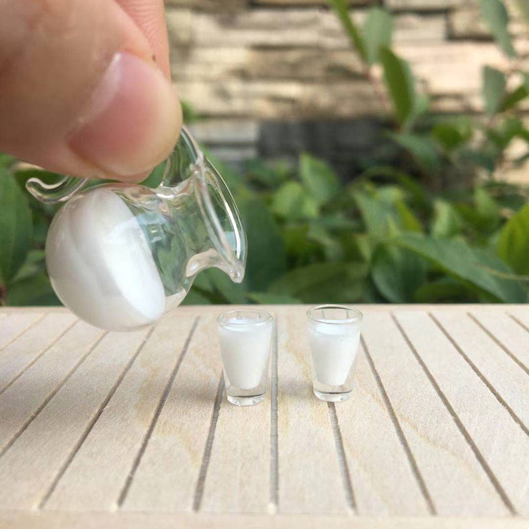 Set di latte in miniatura, mini brocca e 2 bicchieri, casa delle bambole, vera brocca di latte in vetro, barattolo di latte in scala 1:12 con bicchier