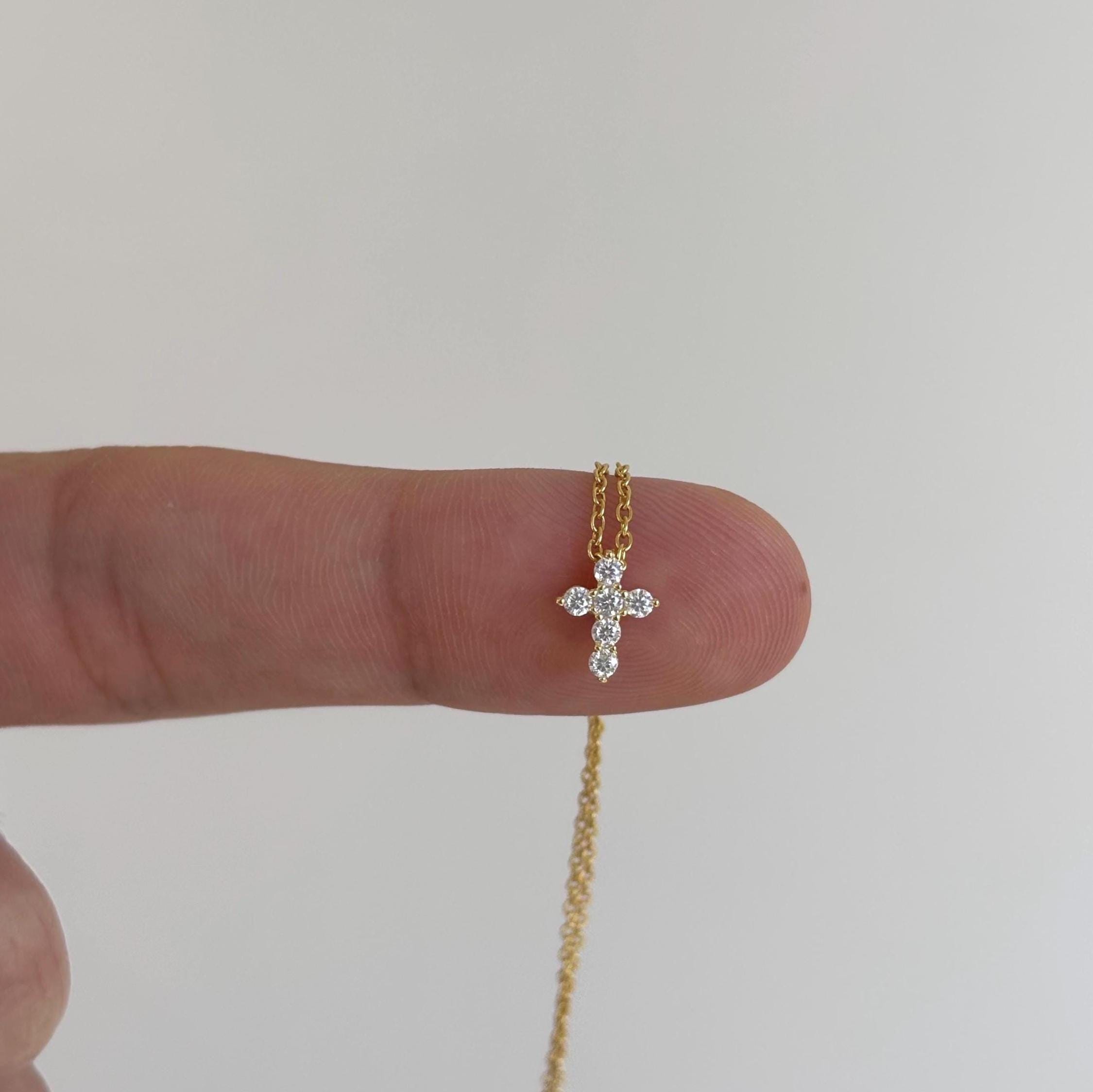 Collana con ciondolo a croce in moissanite, collana minimalista in moissanite VVS, delicato ciondolo a croce in oro da 2 mm con diamanti, regalo crist