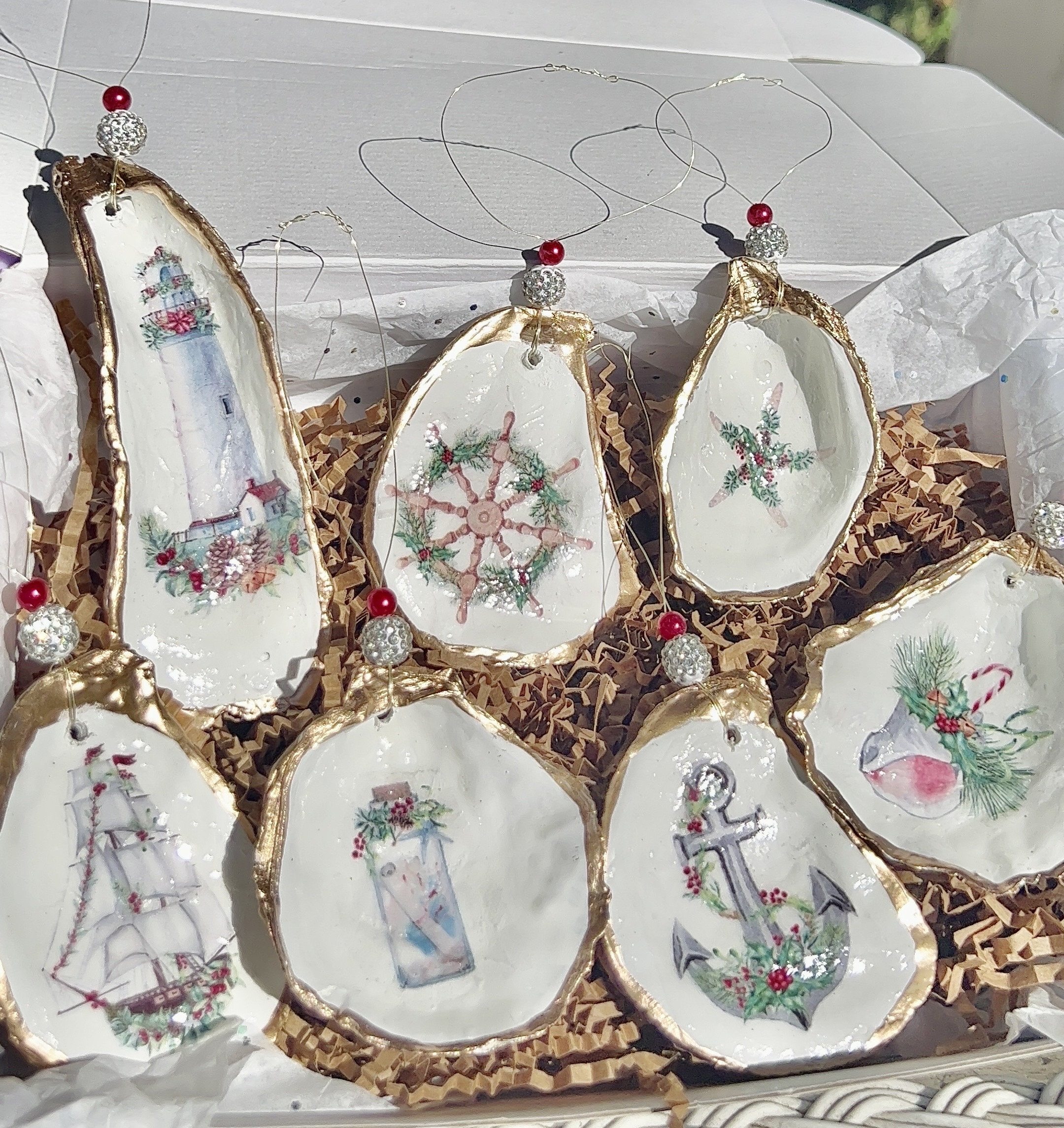 Decorazione natalizia nautica. Decorazione natalizia nautica a forma di conchiglia. Decorazione natalizia a forma di conchiglia d'ostrica. Decorazione