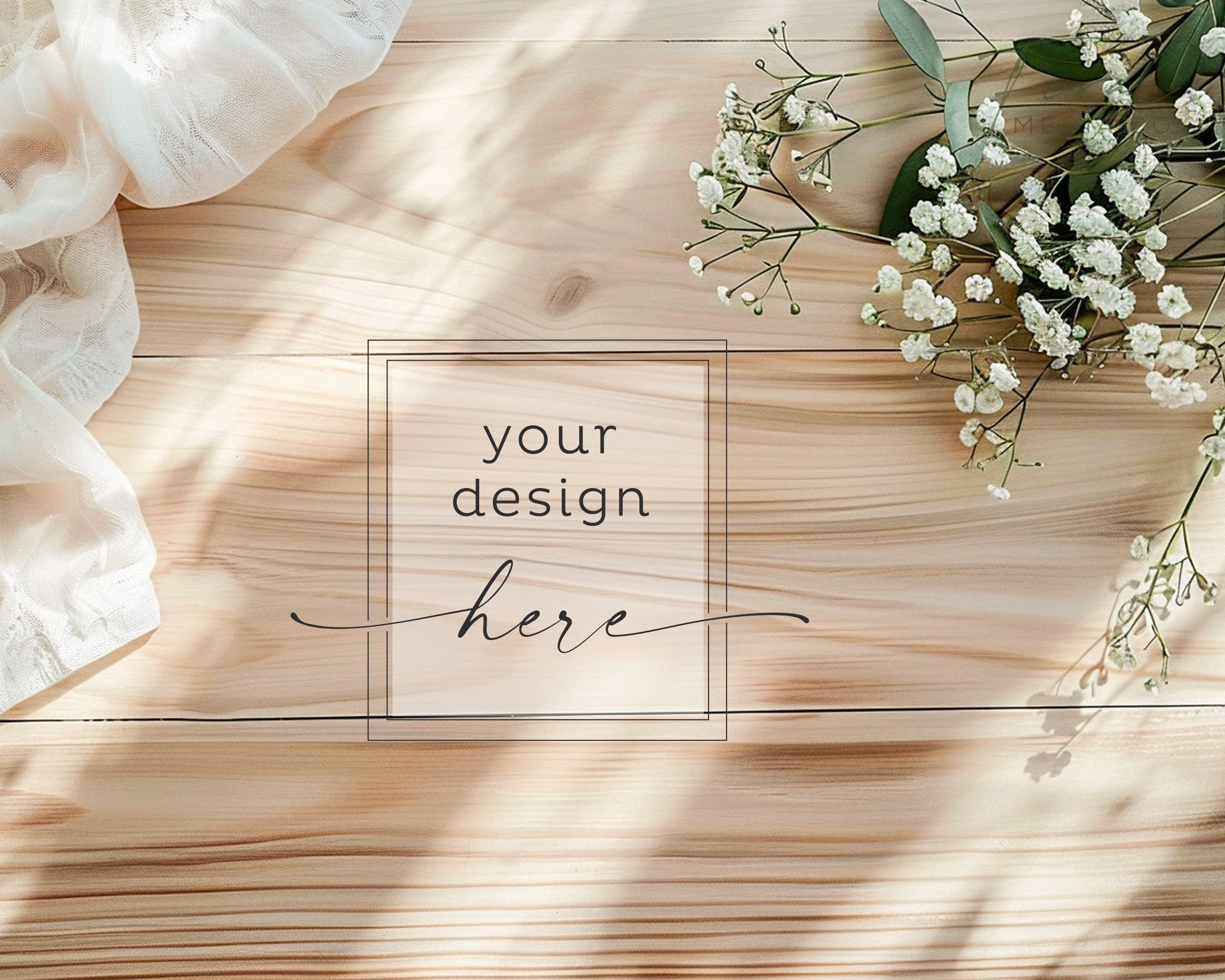 Fotografia di mockup di sfondo, finto sfondo di stoffa con fiori in legno rustico, disposizione piatta, creatore di scene di sfondi digitali/creatore