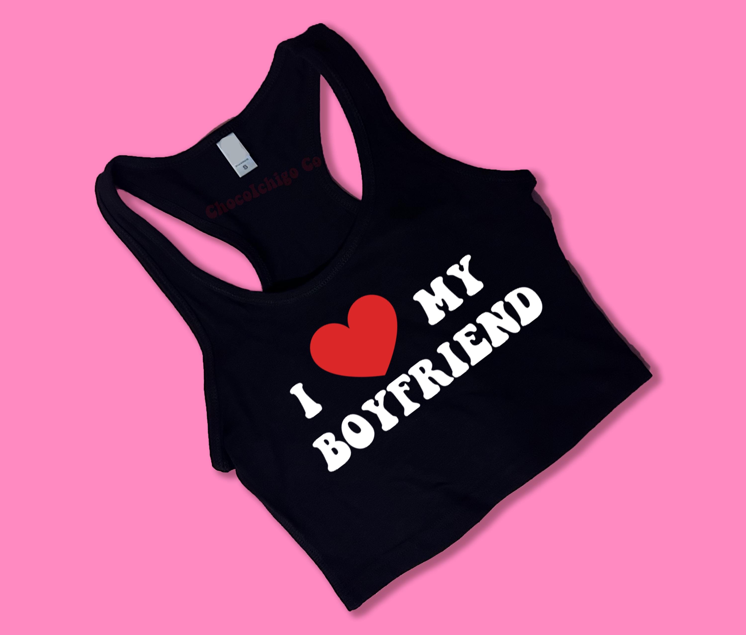 I Love My Boyfriend Racerback Crop Top / Y2K Crop Top / Regalo carino / Regalo per la fidanzata / Top corto divertente / Canotta corta / Regalo per le