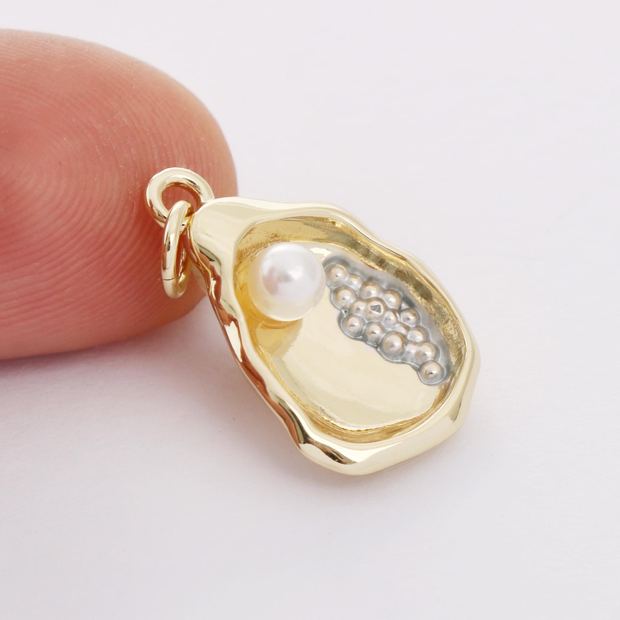 Delicato ciondolo a forma di ostrica placcato in oro 18k con perla d'acqua dolce, ciondolo a forma di ostrica con perla d'acqua dolce, ciondolo a form