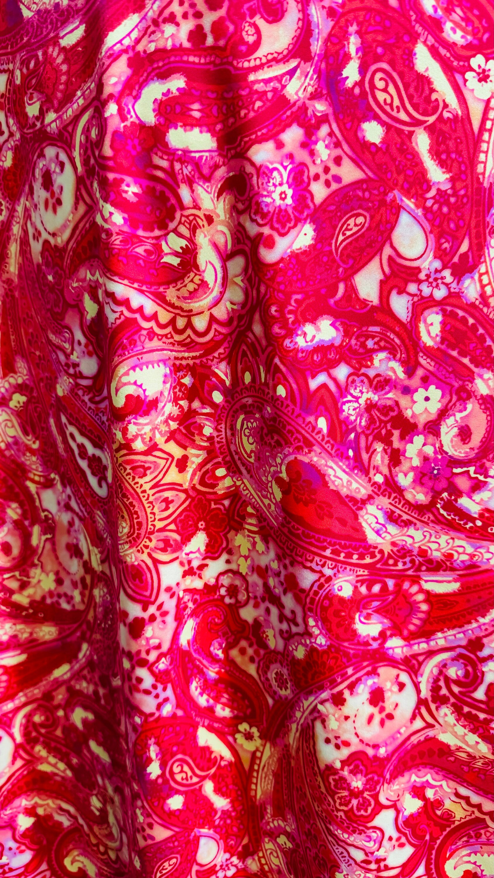 "Nuovo design Paisley. Stampa color rosa caldo su nylon spandex di alta qualità, elasticizzato in 4 direzioni, 58/60\". Tessuti di alta qualità di AlexL"