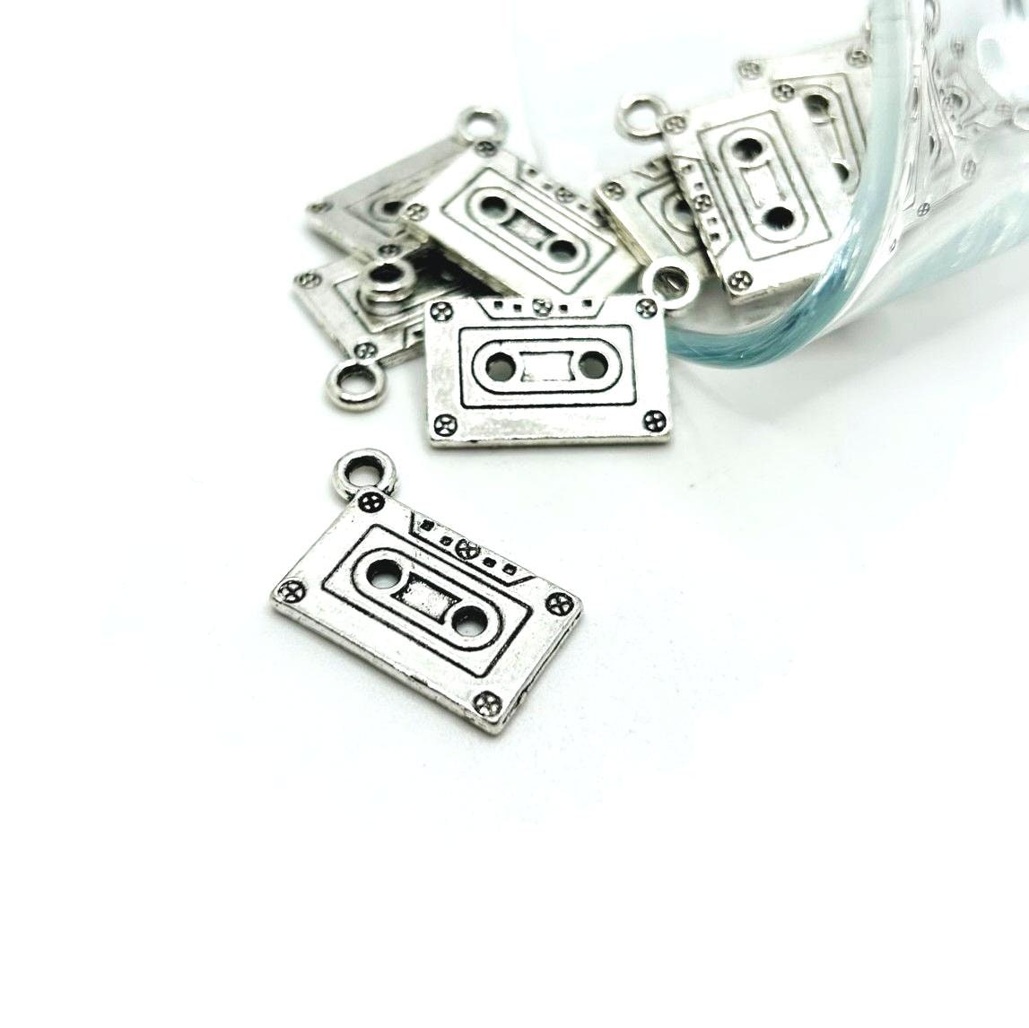 4, 20 o 50 ciondoli a forma di cassetta in argento BULK, ciondolo musicale, nastro musicale, bifacciale, 13 x 27 mm / Spedizione immediata dagli USA /