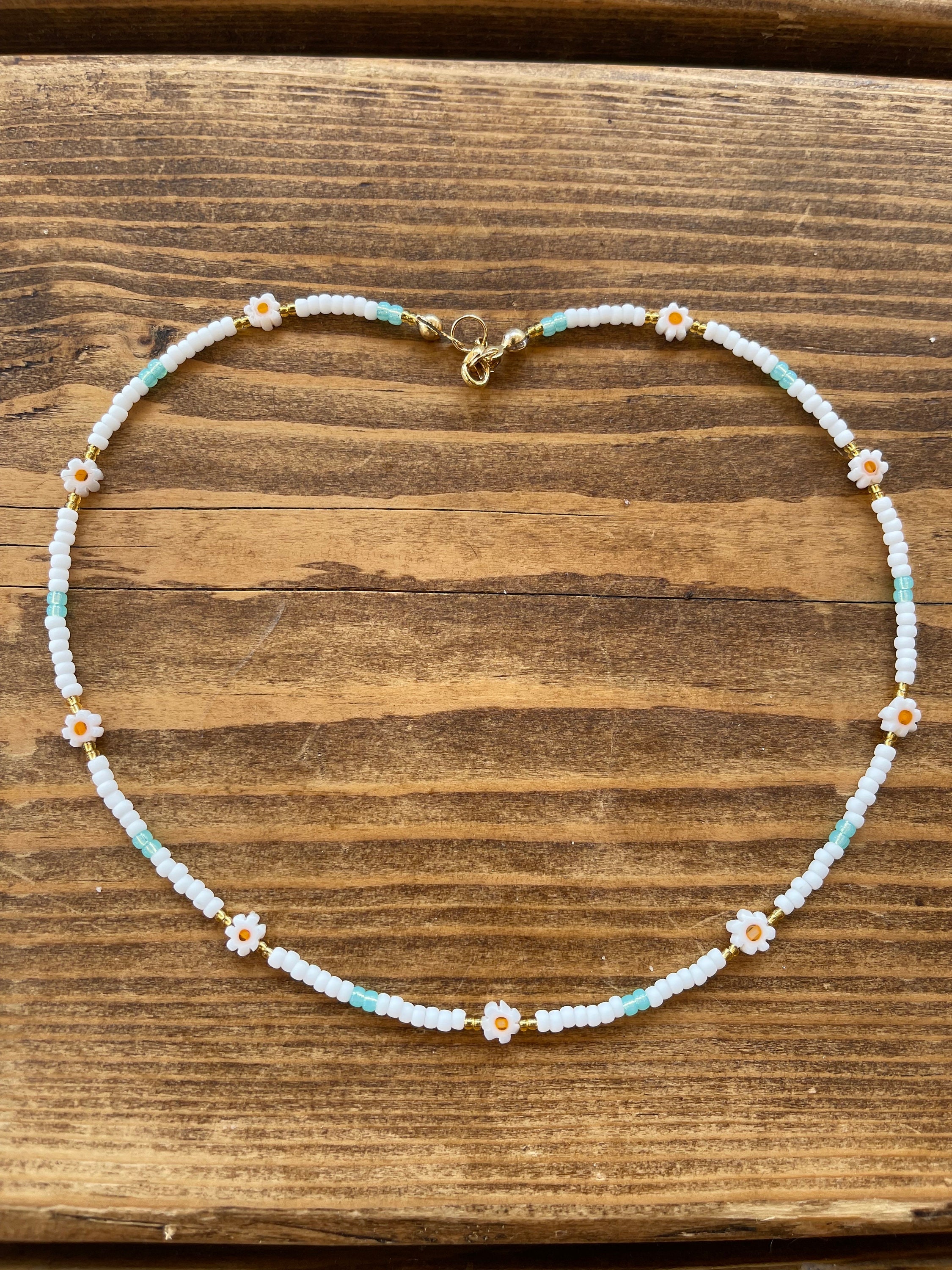 Collana con margherite; collana di fiori, collana di perline, collana di perline, collana turchese, collana bianca, collana estiva, collana impilabile