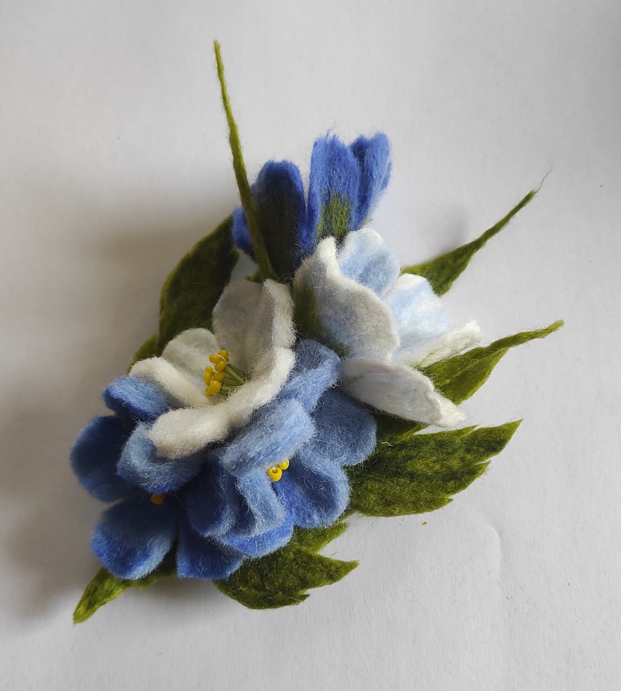 spilla a forma di fiore blu, fiore primaverile, spilla in feltro, spilla a forma di fiore, spilla a forma di fiore in feltro, spilla in feltro, spilla