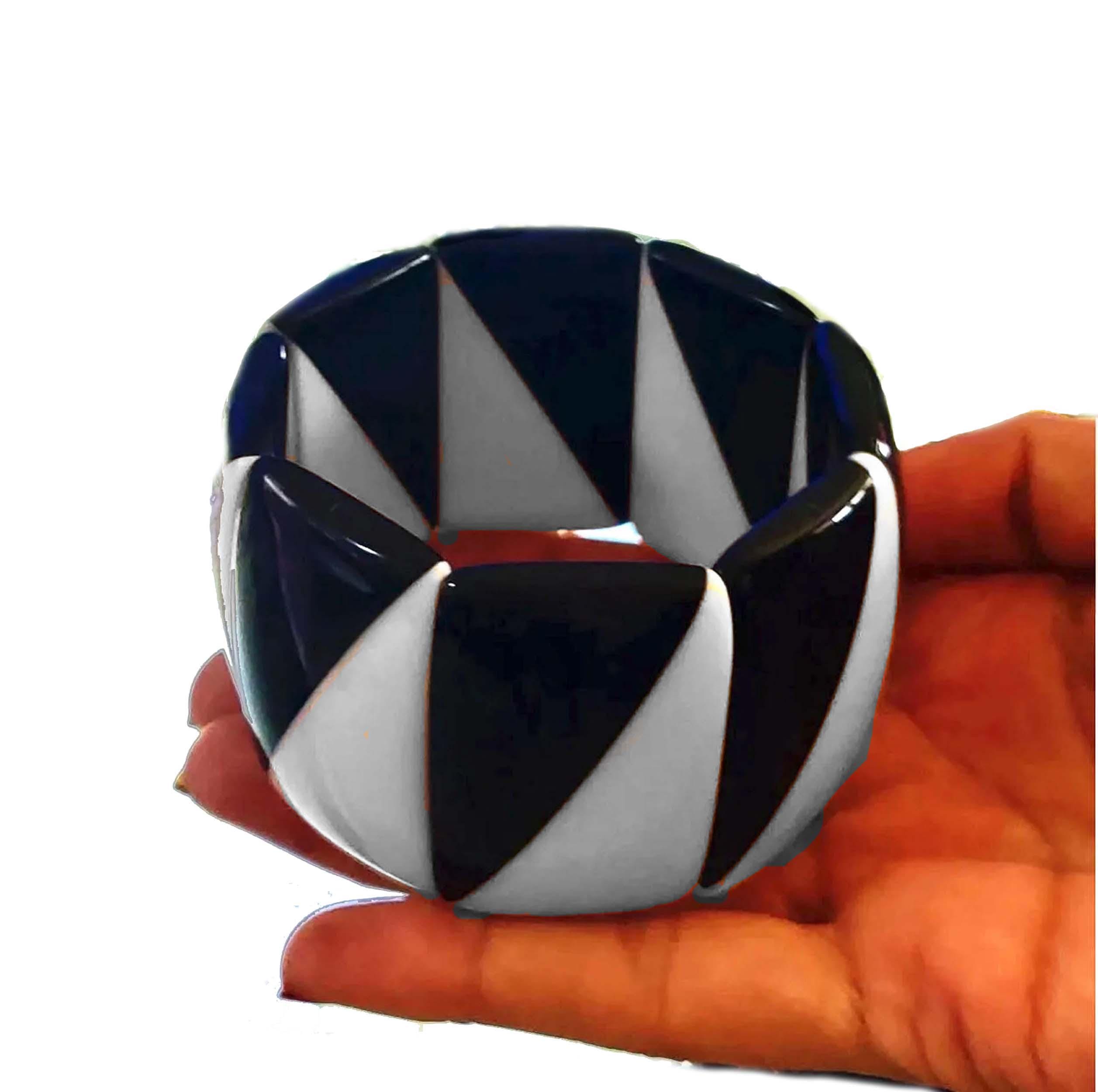 Braccialetto elastico in resina bianco e nero Braccialetto triangolare in resina di design fatto a mano Braccialetto da festa in bianco e nero Regalo
