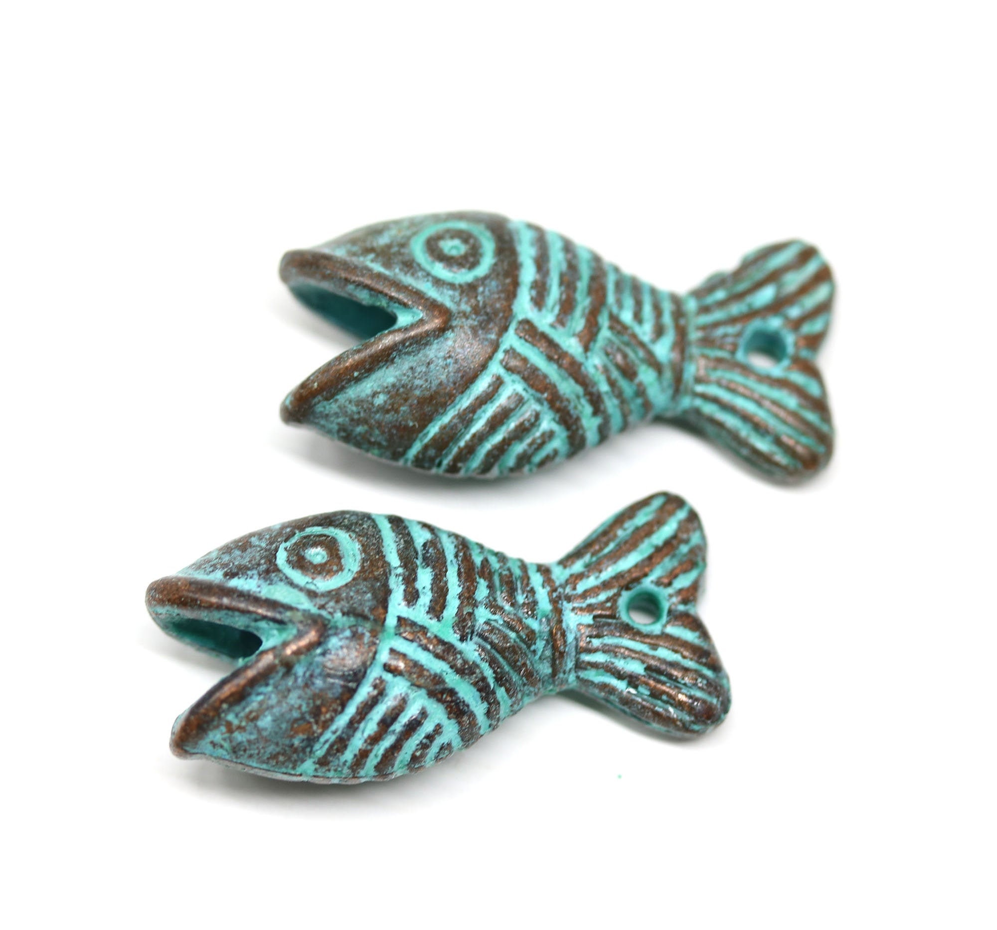 Ciondoli a forma di pesce con patina verde: perline greche in rame (2 pezzi)