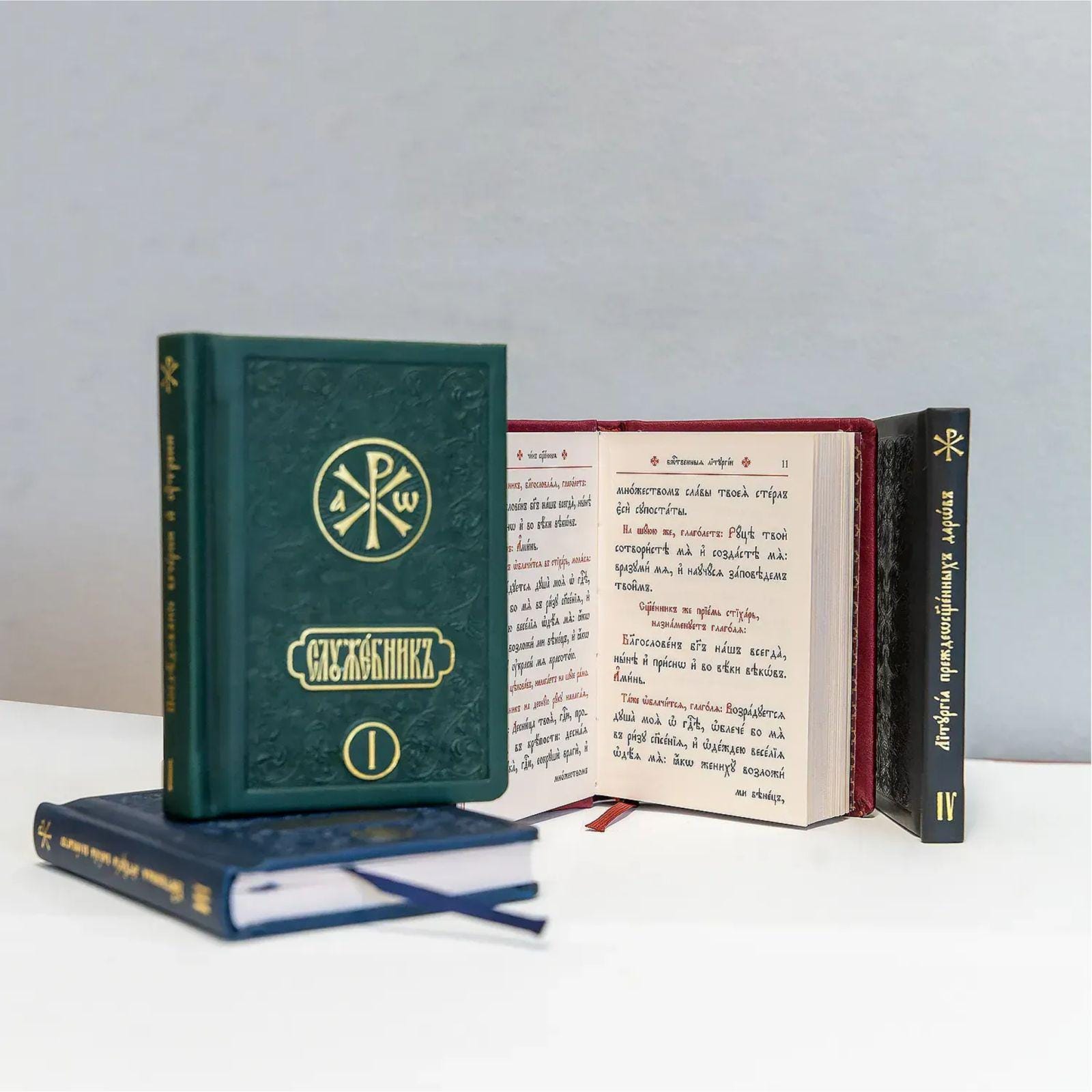 Libro liturgico. Set di quattro libri tascabili per le funzioni, 105 x 75 mm, con un libro di preghiere mensile.