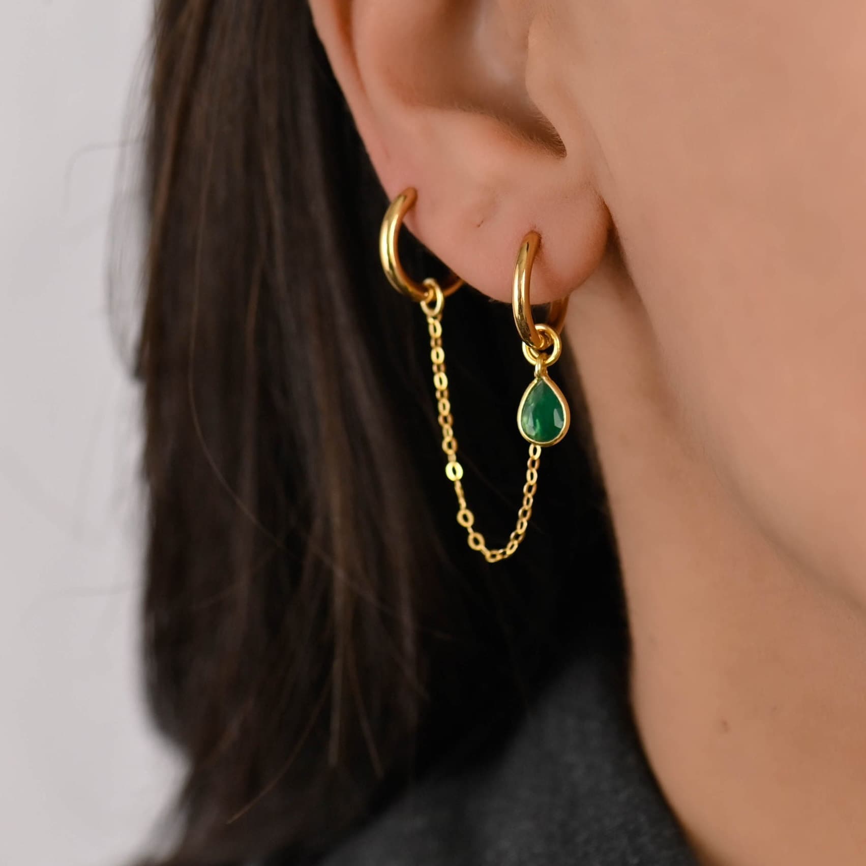 Orecchini a cerchio con doppio piercing e catena, orecchini a due fori, orecchini a cerchio con catena, orecchini a cerchio con catena di smeraldi, se
