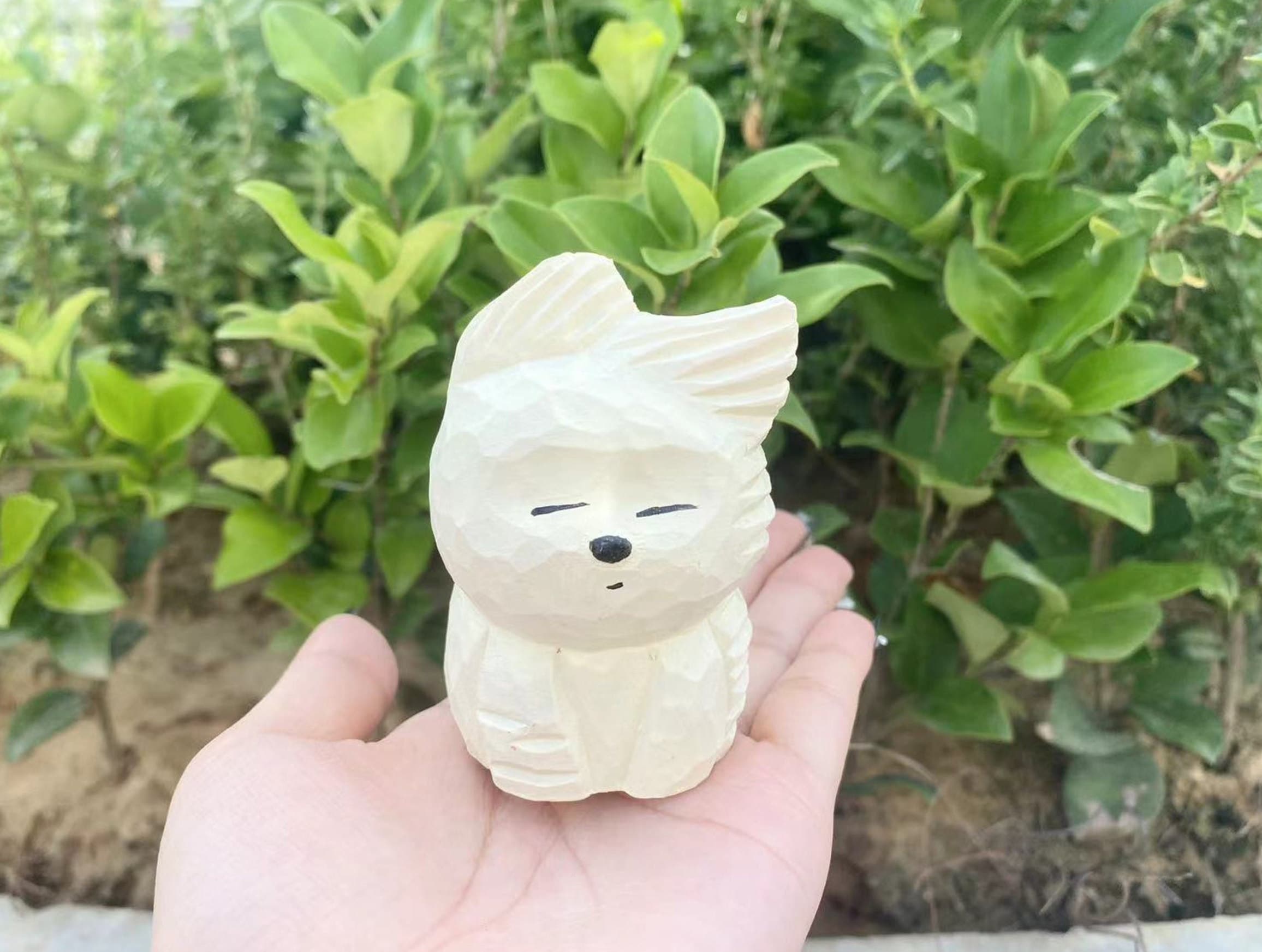Mini statuetta di cane bianco in legno intagliata a mano per decorare la scrivania, graziosa statuetta di cane di piccola taglia in legno intagliato,