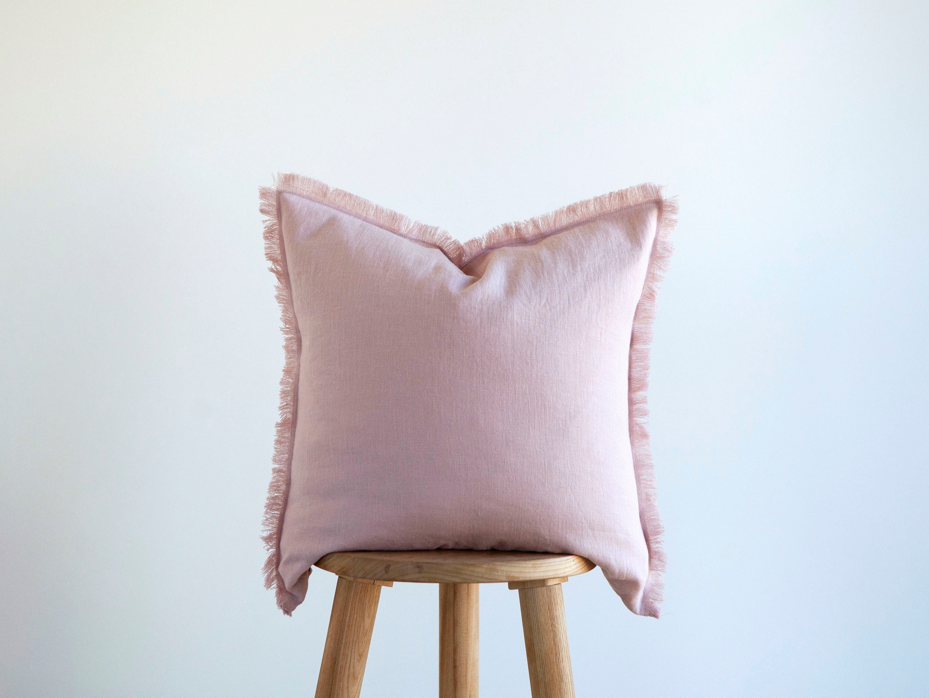 FEDERA PER CUSCINO con frange rosa, federa in lino, federa per cuscino con bordo grezzo rosa, federa per cuscino su misura, federe per cuscino con fra