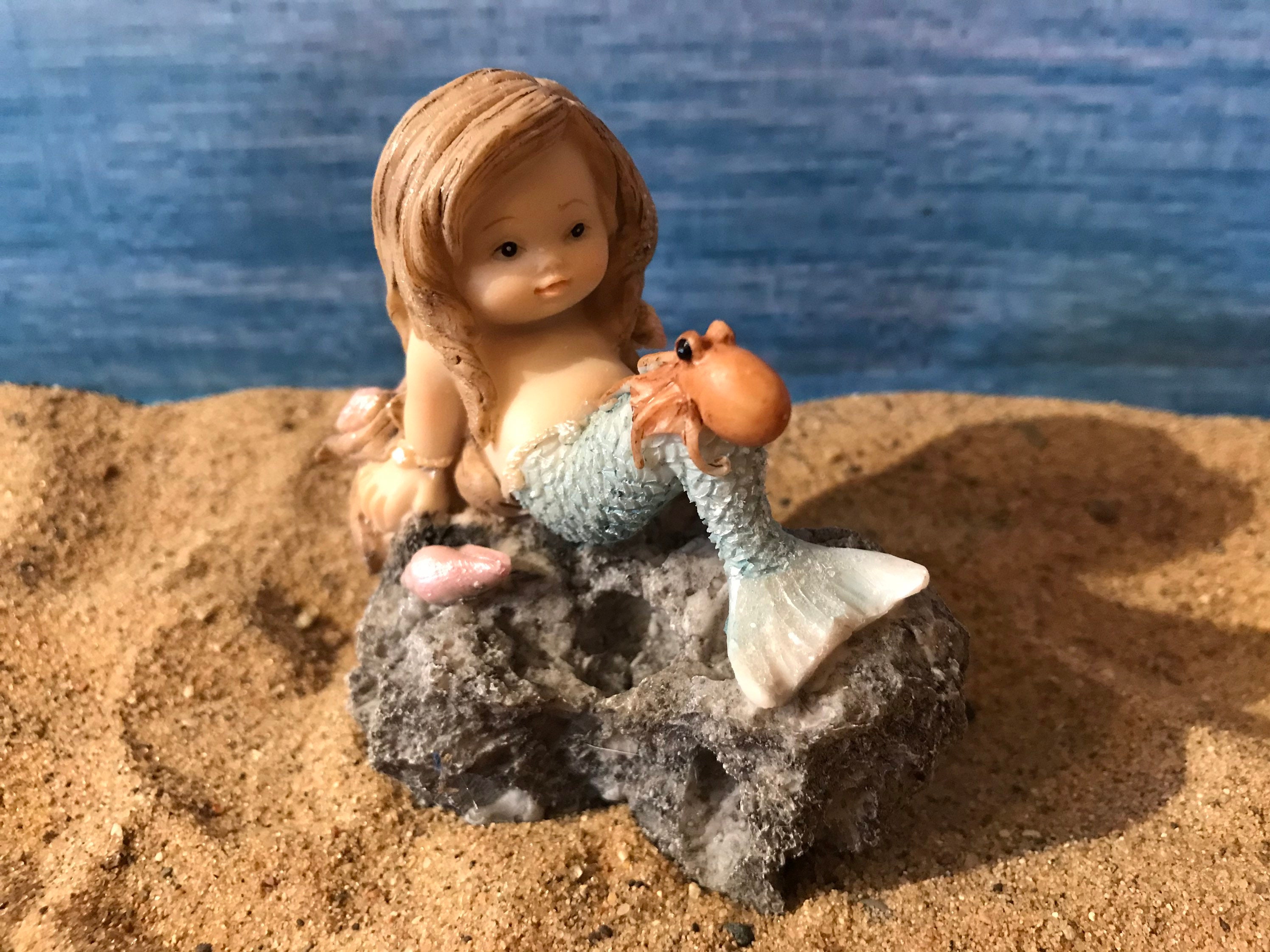 Bella sirena in miniatura con polpo, sirena da giardino delle fate con capelli rosa fluenti, sirena nautica da spiaggia in miniatura, sirena giocosa