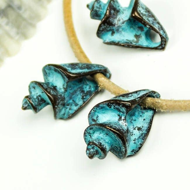 Ciondoli a forma di conchiglia con patina verde, perline greche di Mykonos, conchiglie boho, per la creazione di gioielli da spiaggia, 16 mm, 3 o 10 p