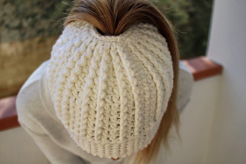 schema all'uncinetto, schema all'uncinetto per berretto con coda di cavallo, schema all'uncinetto, schema per chignon spettinato, schema per cappello