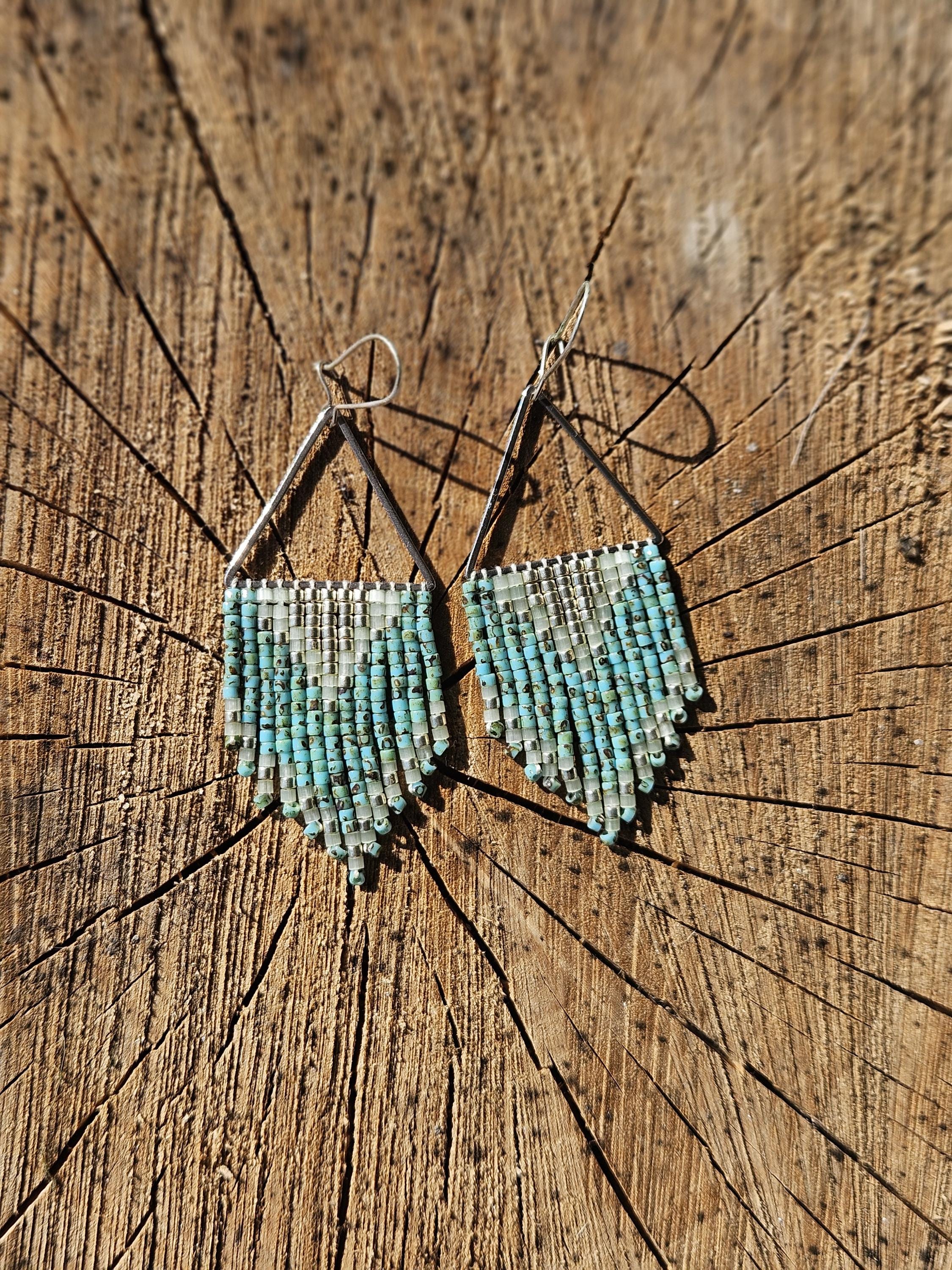 Jane | Orecchini triangolari con frange di perle in turchese, blu satinato e argento