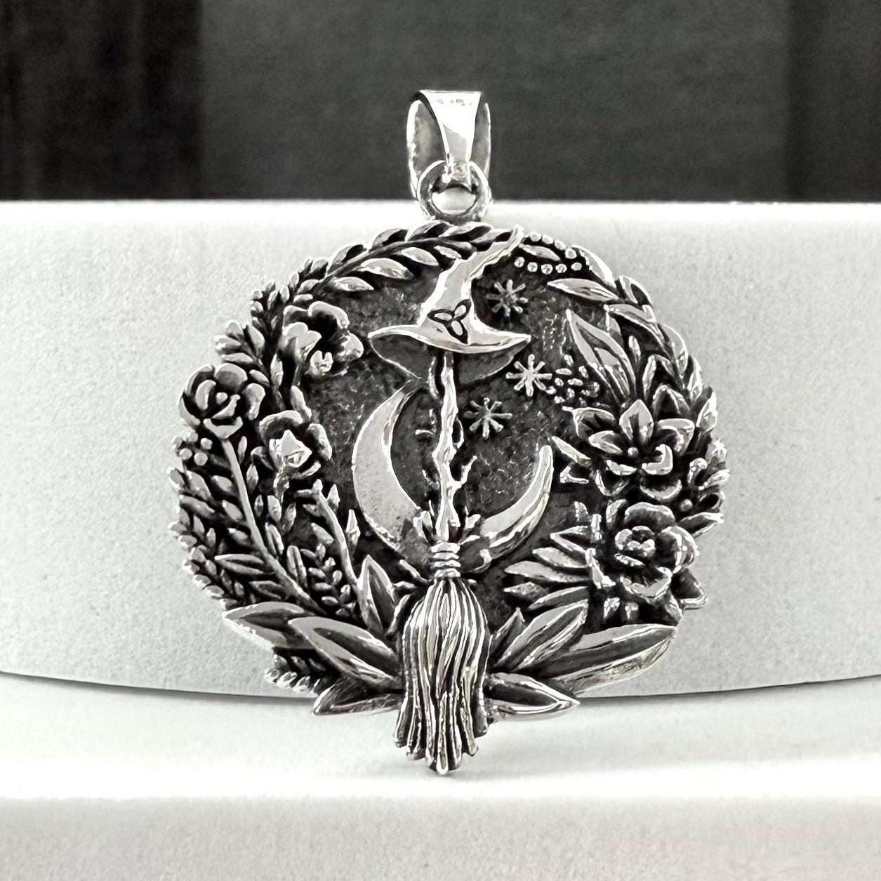 Ciondolo a forma di mezzaluna in argento sterling 925 fatto a mano, ciondolo/collana con scopa di strega, luna celtica, gioielli in argento, accessori