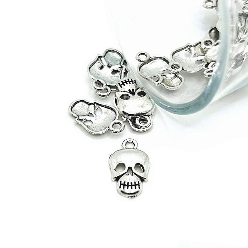 4, 20 o 50 piccoli ciondoli a forma di teschio in argento, ciondoli per Halloween, ciondoli a forma di scheletro minuscolo / Spedizione immediata dagl