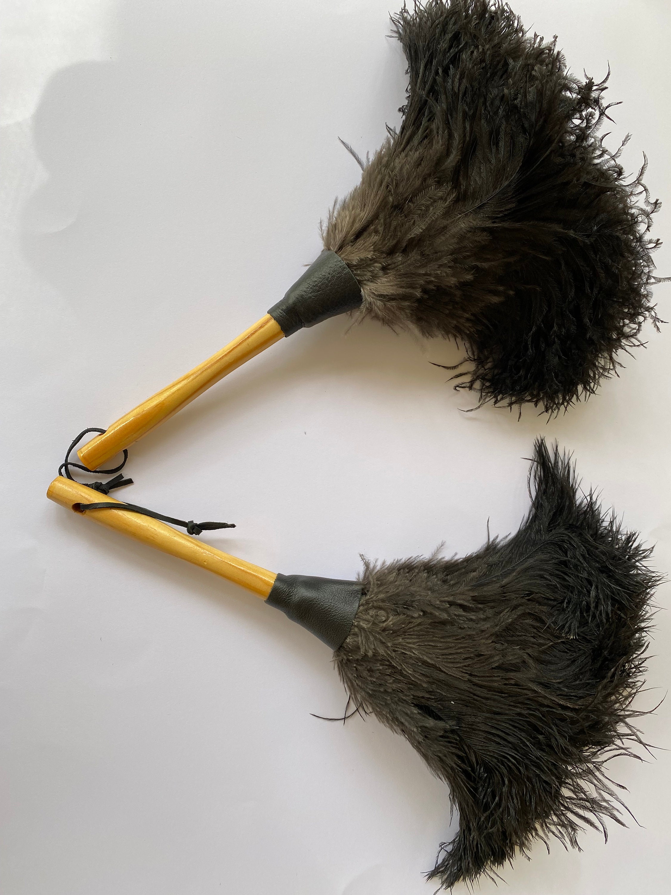 Set di 2 - spolverini di piume di struzzo nero di prima scelta, manici lucidi a forma di legno, lunghezza totale 35 cm