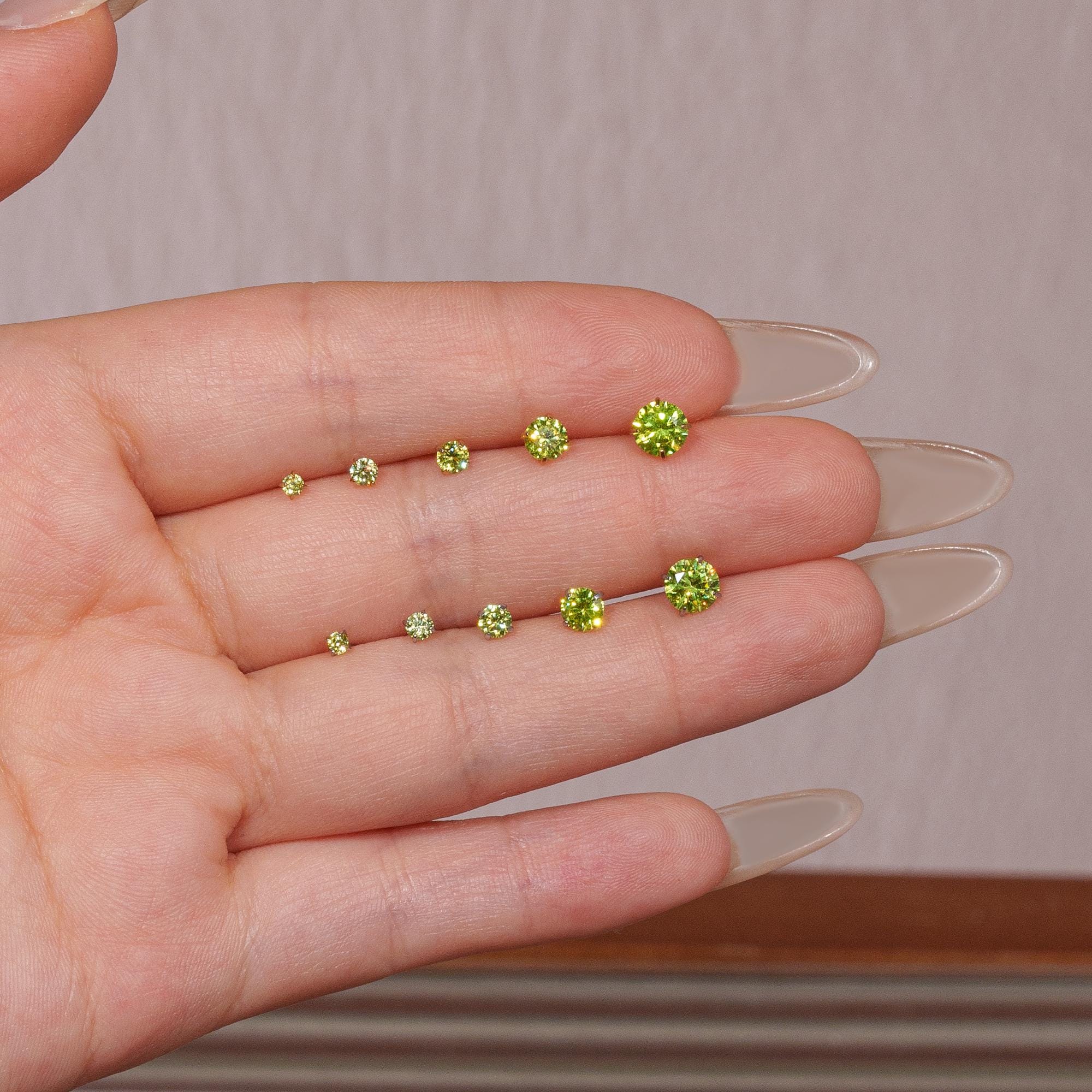 Boucles d'oreilles en zircone titane couleur vert pomme Boucles d'oreilles dos plat Boucle d'oreille hélice * Boucle d'oreille tragus * Boucle d'oreil