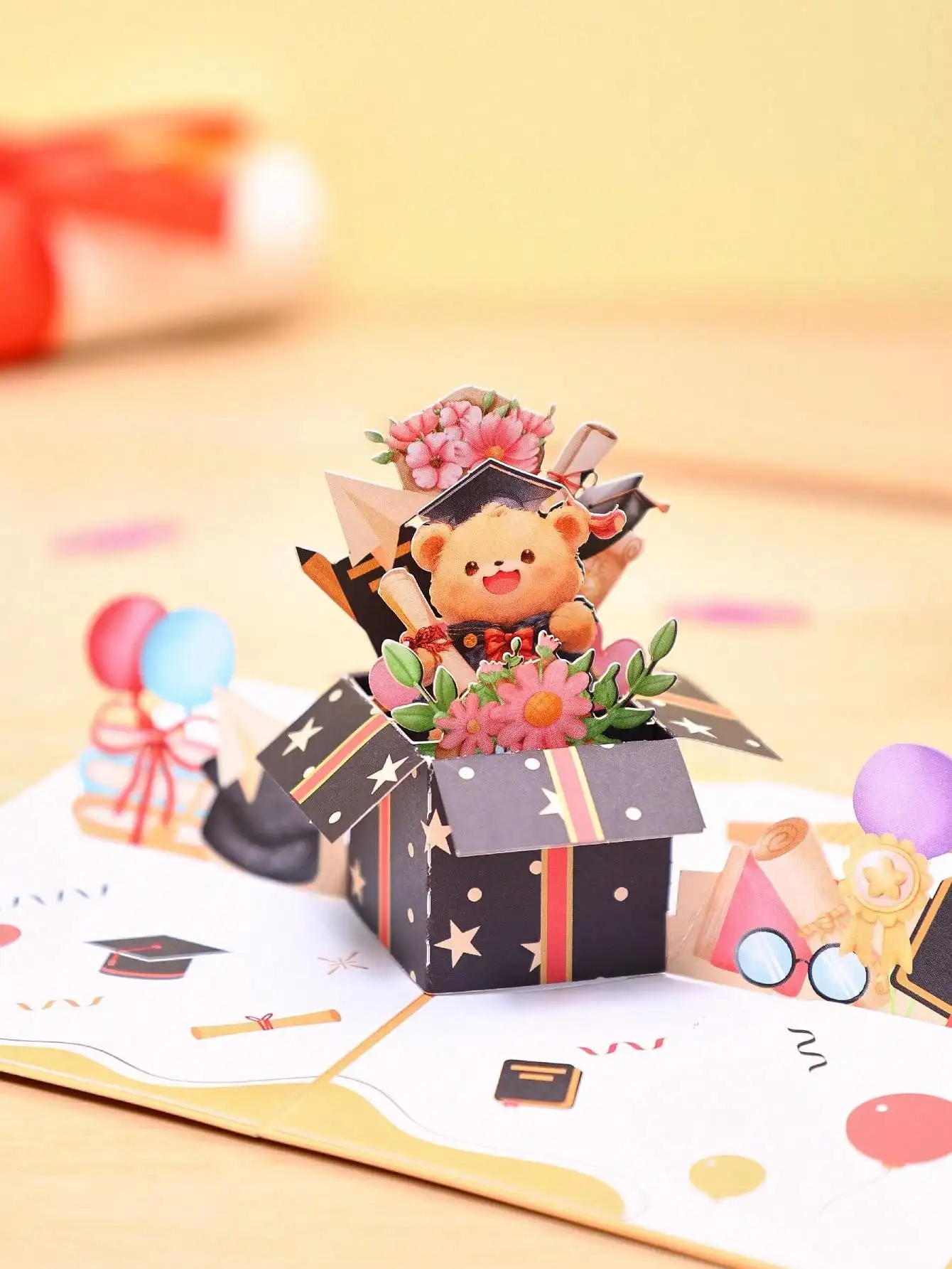 Grußkarte zum Abschluss mit Bärenmuster, Pop-up-Design Image