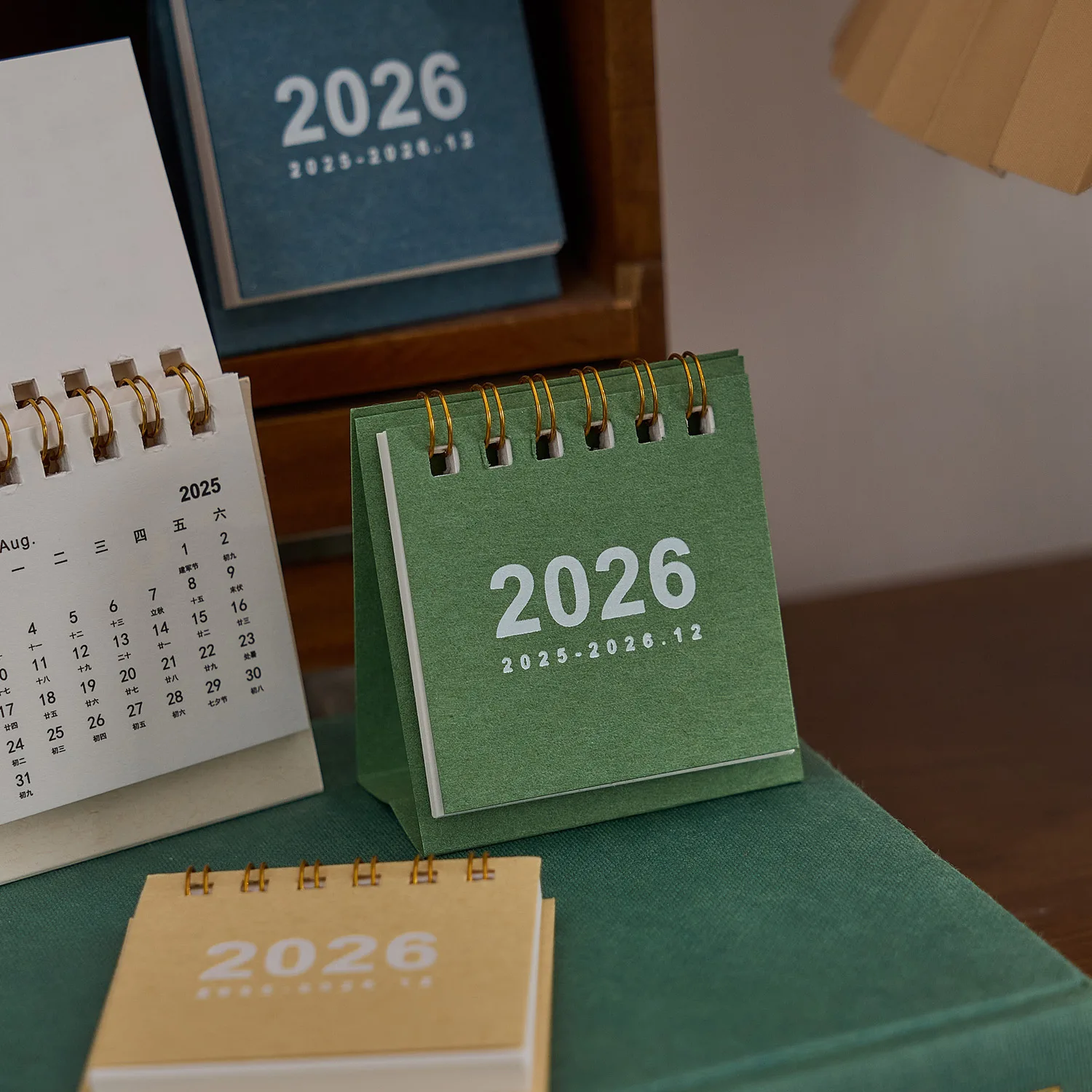 1 stück 2026 Mini Einfache Kalender Kleine Schreibtisch Kalender Kreative Spule Kalender Planer Desktop Dekoration Büro Schreibwaren Image