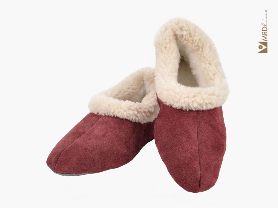 Pantoufles pour femmes. Pantoufles en fourrure. Chaussons en peau de mouton. Pantoufles en laine. Chaussons bordeaux. Pantoufles d'hiver. Pantoufles c