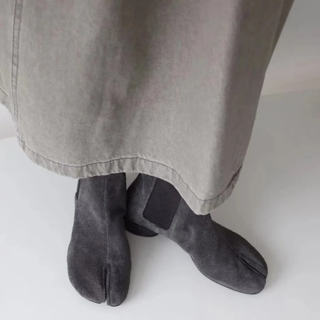 Graue Retro-Design-Mode für Damen, kurze Stiefeletten, quadratische Tabi-Zehe, klobiger runder niedriger Absatz, Nubuk-Herbst-Winter-Damenschuhe Image