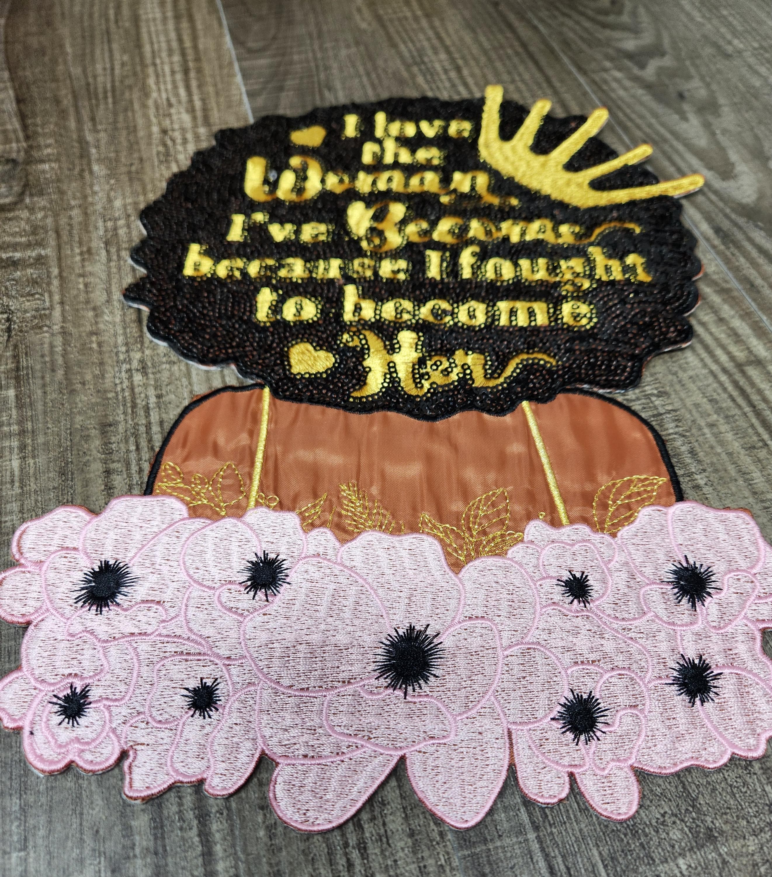 "Patch Party Club, (1 pz) Paillettes e raso \"I Fought to Become Her\" Toppa grande da 30 cm, applicazione termoadesiva, per giacche mimetiche, giacche d"