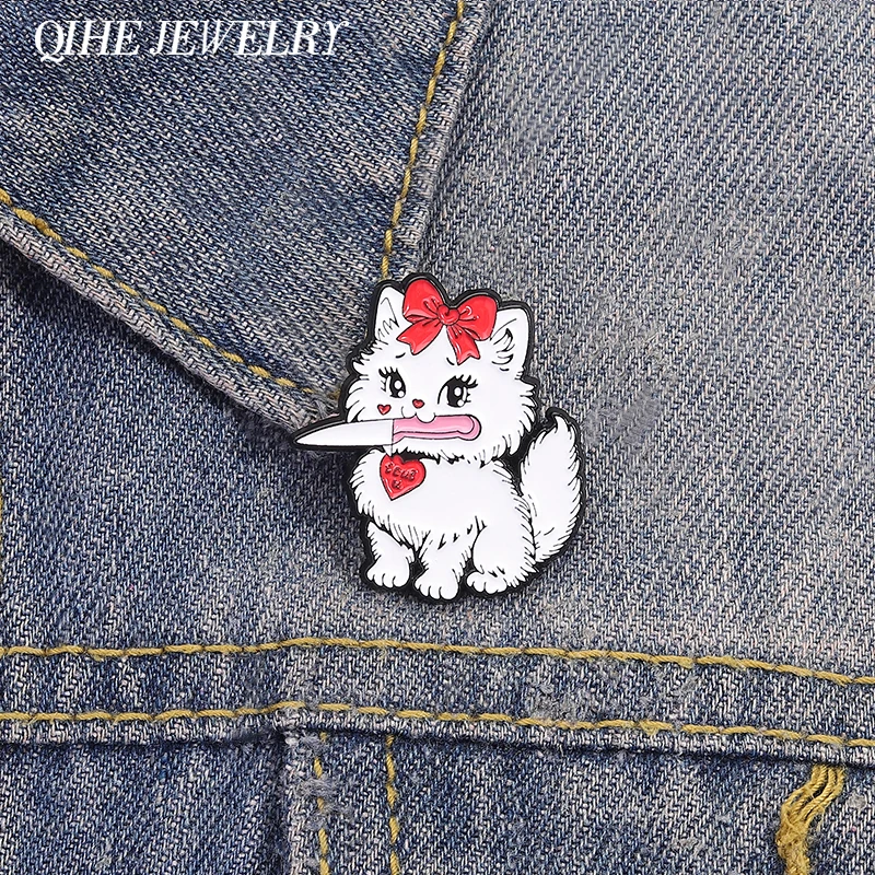 Süße Schleife Katze mit Messer Emaille Pins Custom I Cut U Cartoon Katze Broschen Anstecknadel Rucksack Abzeichen Tier Schmuck Freunde Geschenk Image