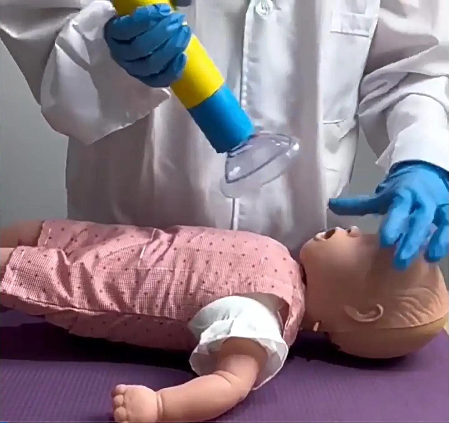 Erstickungsrettungsgerät Airway Assist Saug-Notfallgerät Asphyxia CPR Heimlich Trainingsmaske Erste-Hilfe-Set für Erwachsene und Kinder Image