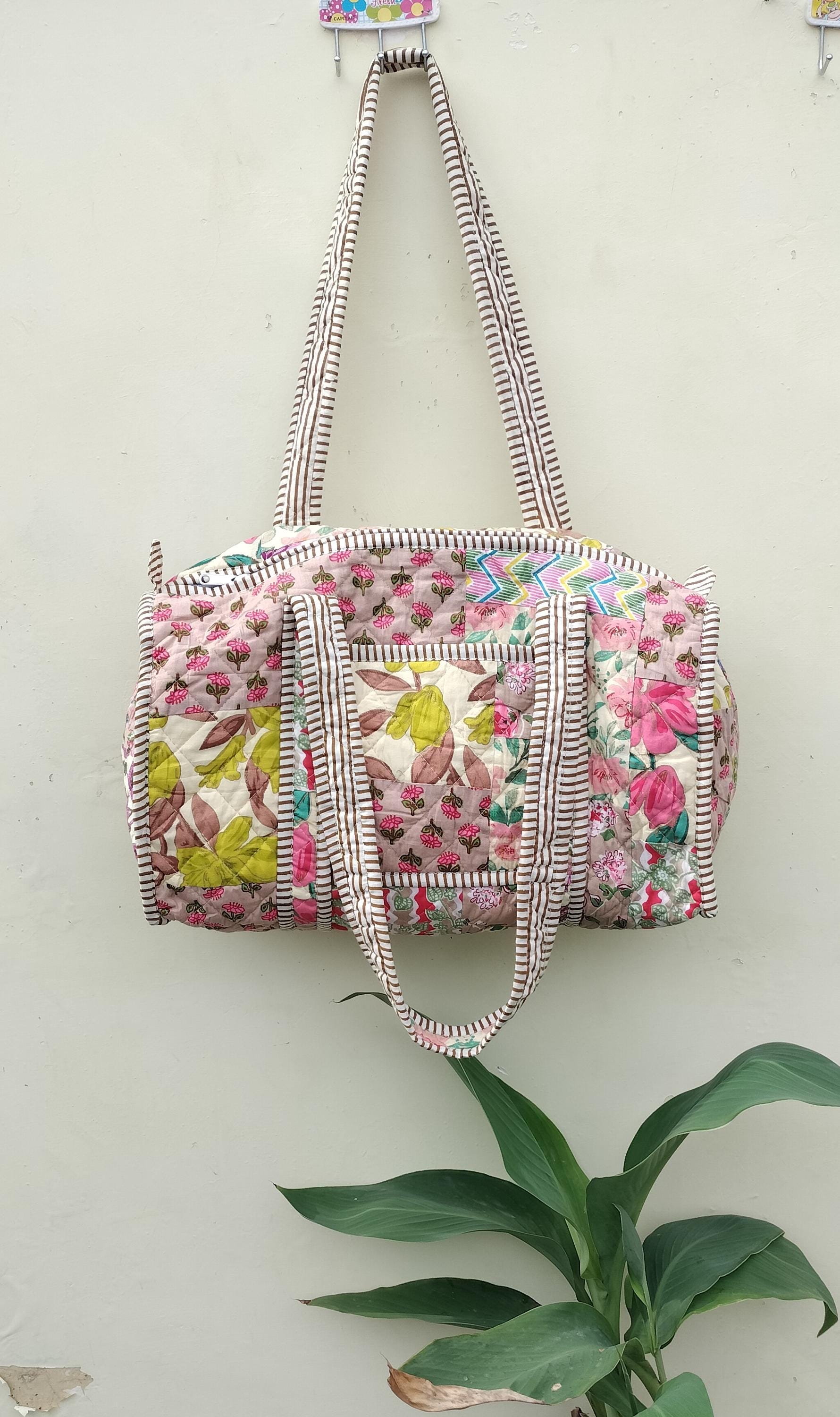 Borsa da viaggio in cotone trapuntato fatta a mano: borsone da viaggio con stampa a blocchi