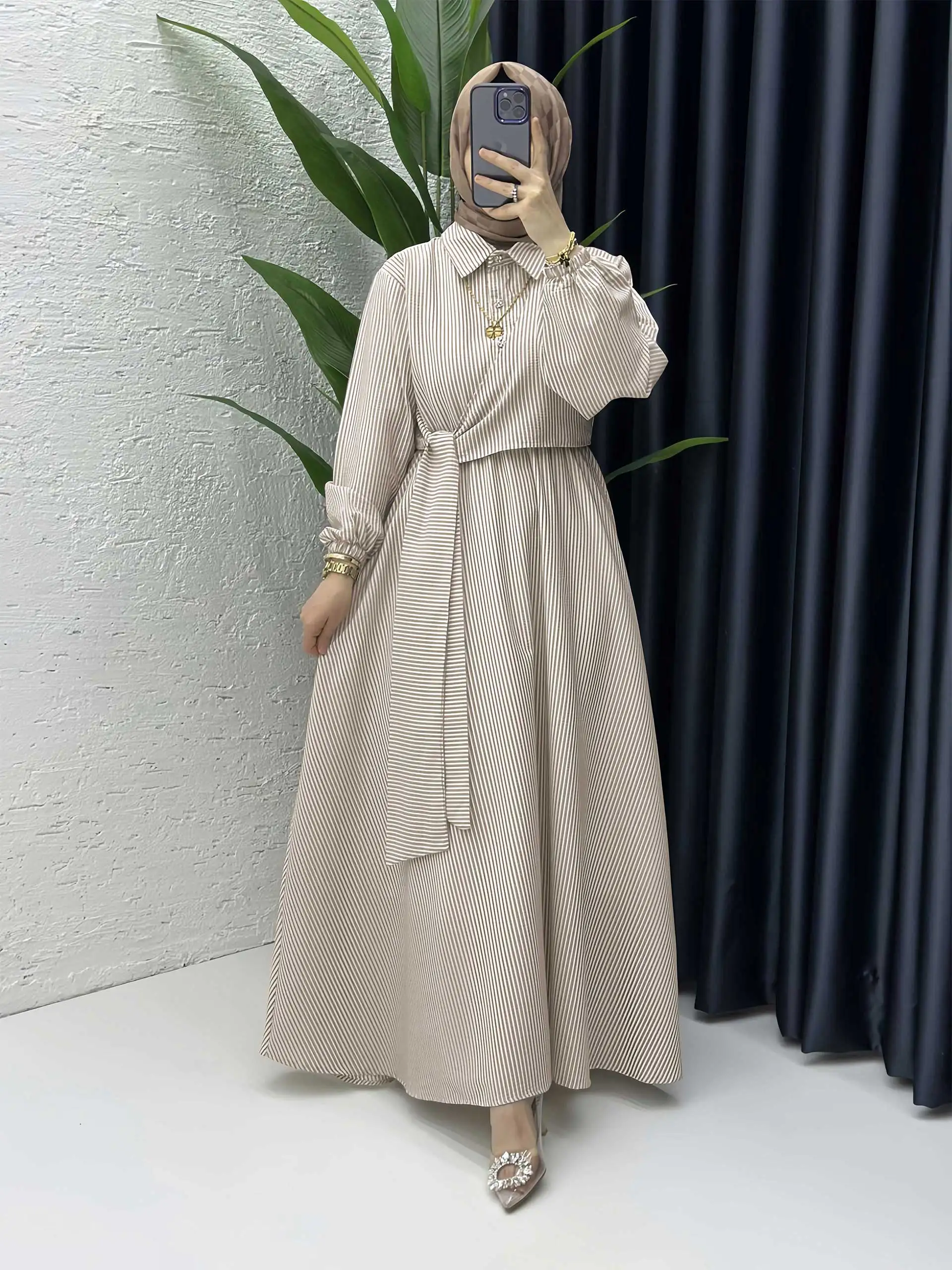 Von Dubai inspirierte beige gestreifte Abaya mit Hemdkragen und Gürtel an der Taille, ideal für arabische, urbane Chic- und Moscheenfreundliche Auslässe Image