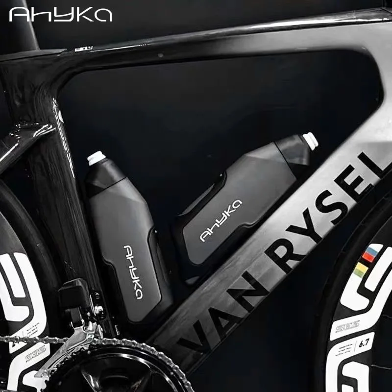 AhyKa Aerodynamisches Fahrrad-Wasserflaschen-Set, 600 ml, leichte Rennrad-Fahrrad-Wasserflasche zum Auspressen, um das Design zu trinken Image