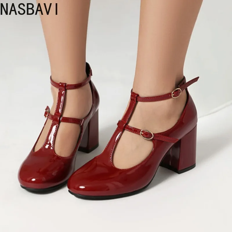 NASBAVI 2025 Damen-Pumps, runde Zehen, klobige Absätze, 7 cm, T-Riemen, Schnallenriemen, große Größe 41 42 43, süße Schuhe, Grün, Rot, Schwarz