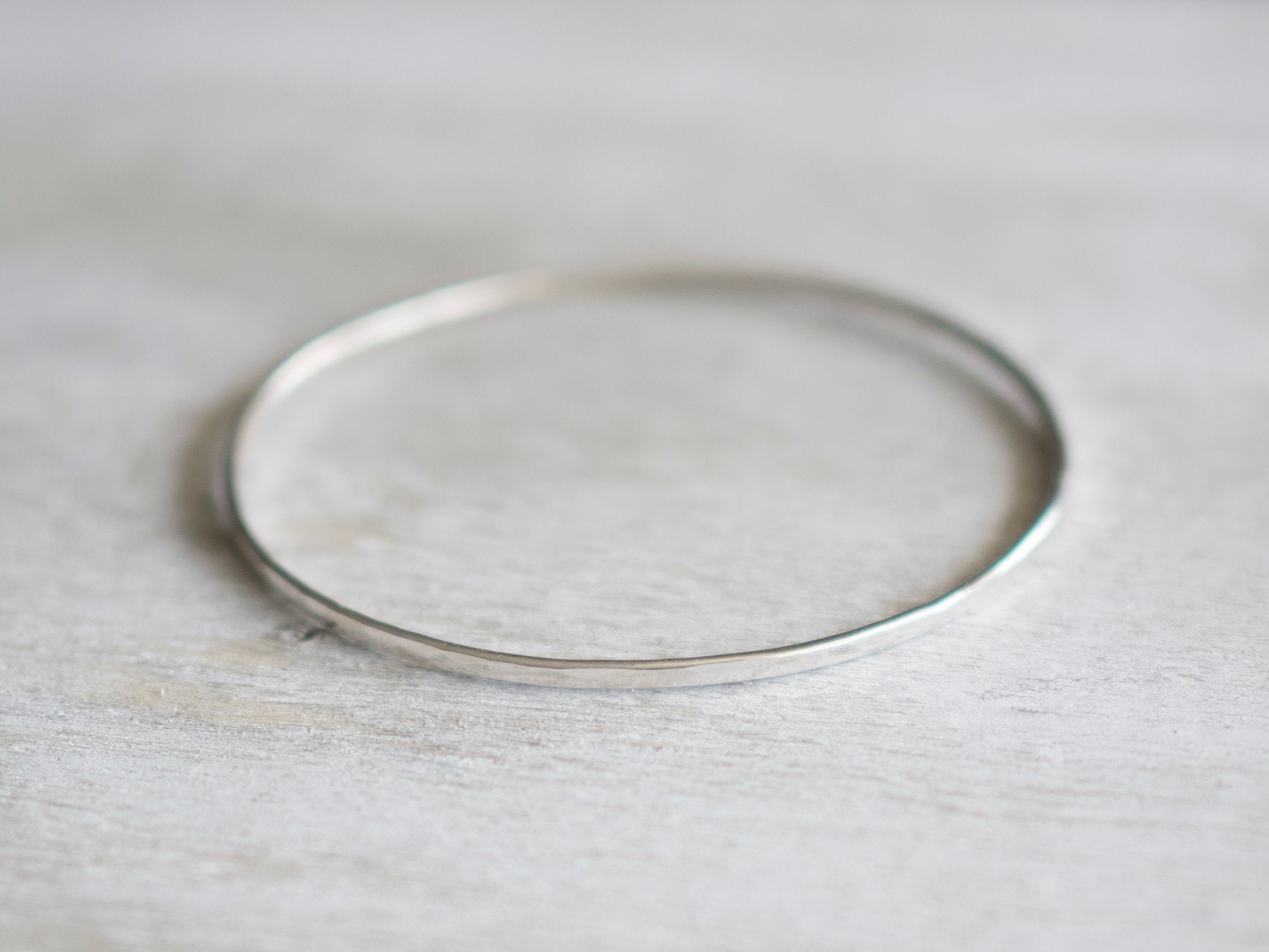 Bracciale rigido in argento martellato, bracciale rigido impilabile in argento, bracciale semplice in argento, bracciale rigido sottile in argento ste
