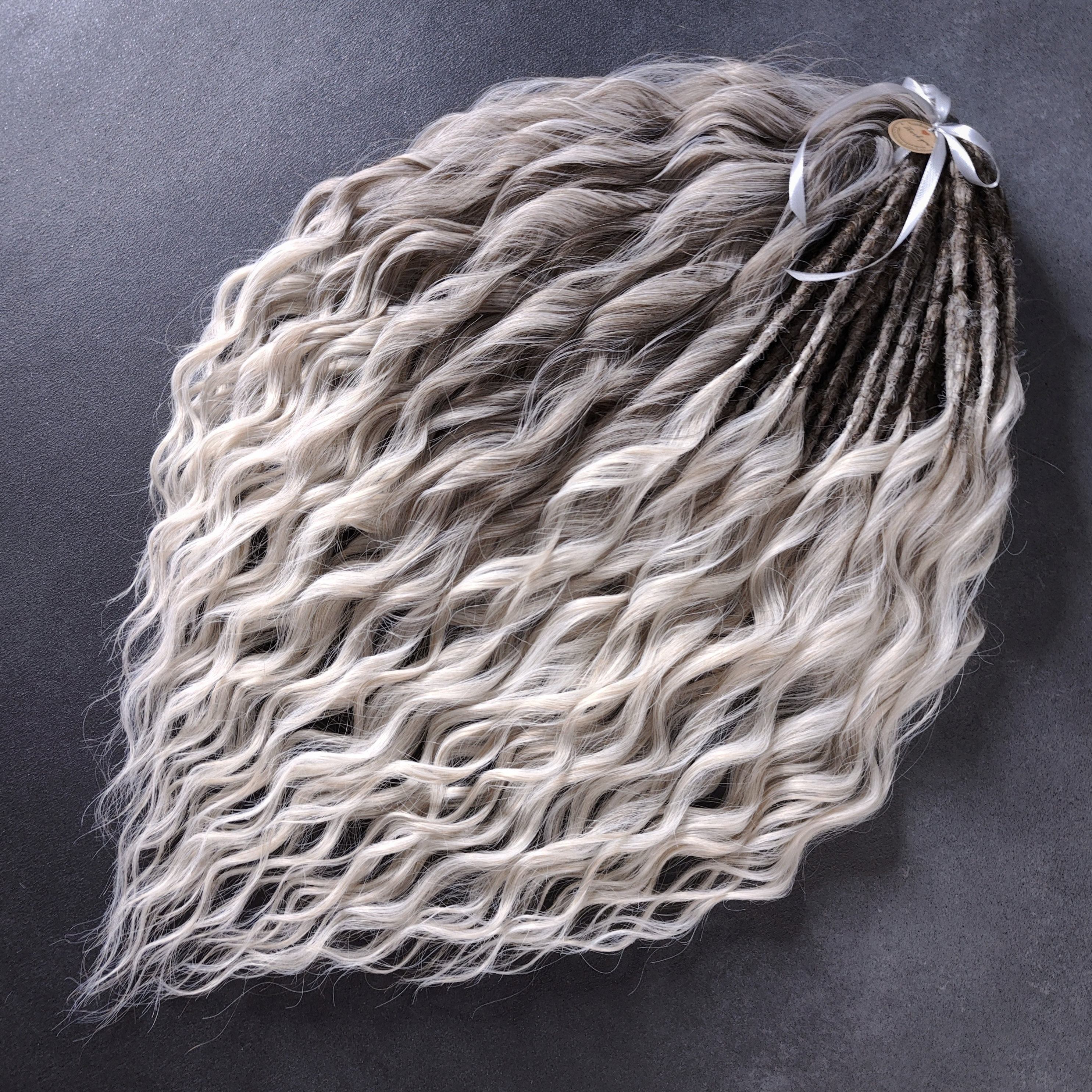 Extension per dreadlock ondulate all'uncinetto con effetto ombré biondo: da biondo cenere a biondo platino, ricce e sintetiche