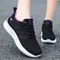 Le scarpe da tennis da donna sono traspiranti, leggere e con fondo morbido. Le scarpe da tennis per viaggi e attività all