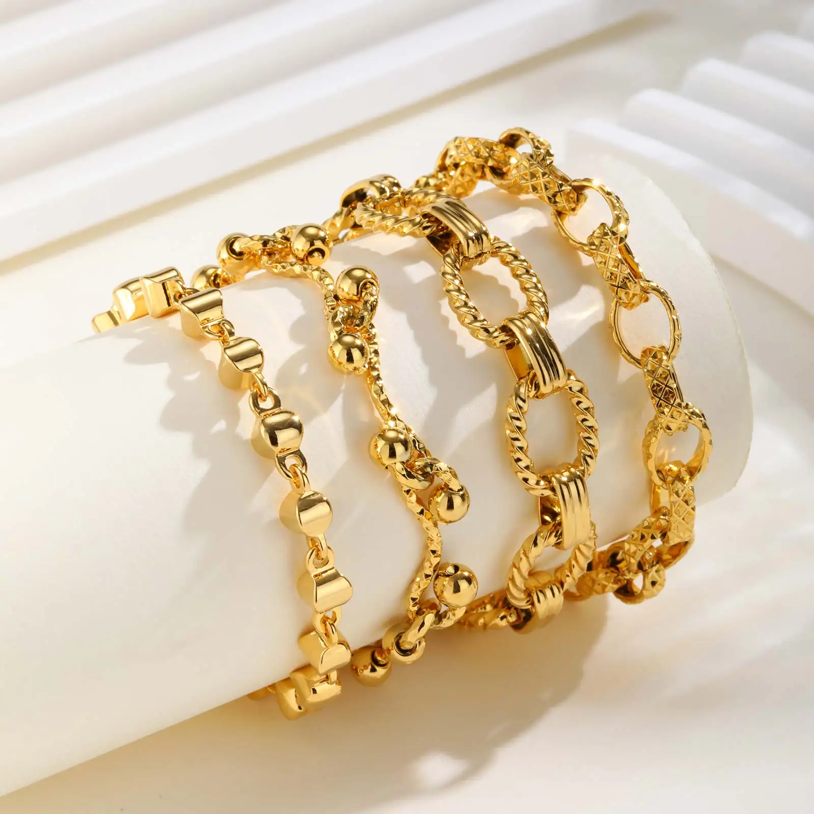 Minimalistische geometrische Edelstahlarmbänder, 18 Karat vergoldet, dickes, klobiges Kettenarmband für Damen, wasserdichter Luxusschmuck Image