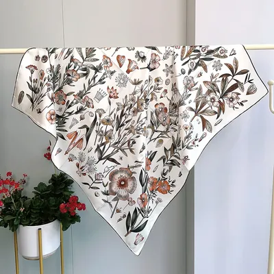 Luxury Brands Silk Scarf 90CM Twill Bandanas Handmade Hems Rollerd Shawls Neck Accessories Clothing Decoration Christmas Gift