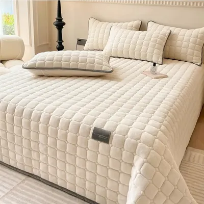Quilted Bedspread on the Bed Linen, Plaid Quilt, Blanket Coverlet, Milk Velvet Sheet, Mattress, Cubrecam Bed Cover, Warm, Winter