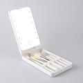 Set di pennelli per il trucco da viaggio con luce a LED, specchio cosmetico portatile, specchio da trucco compatto e pieghevole con illuminazione, strumenti per il trucco da tavolo portatili per donne